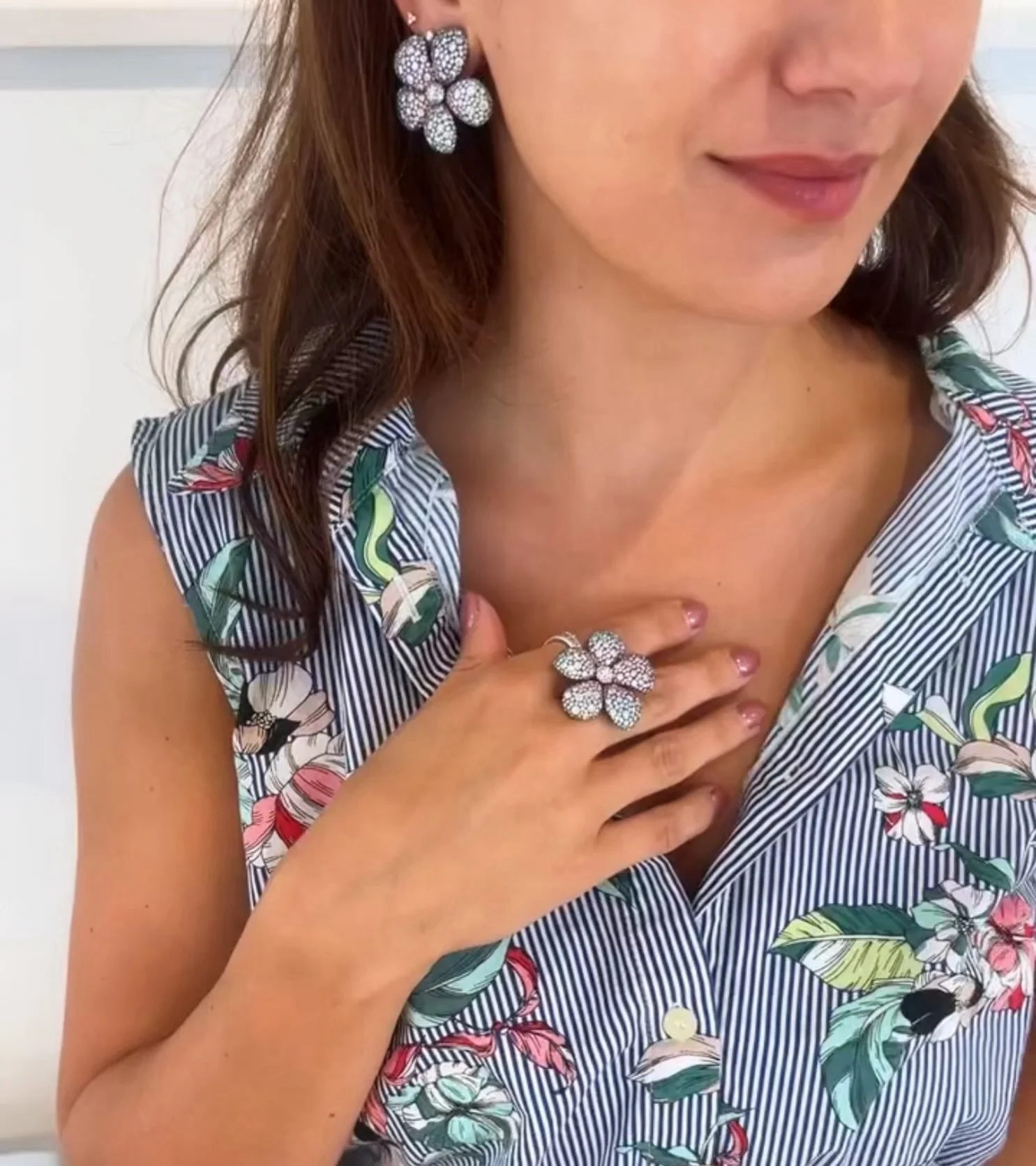 Inspired by bougainvillea pergolas and lemon groves, Chantecler outdoes themselves with this gorgeous pair of earrings and statement ring 💎🍋
