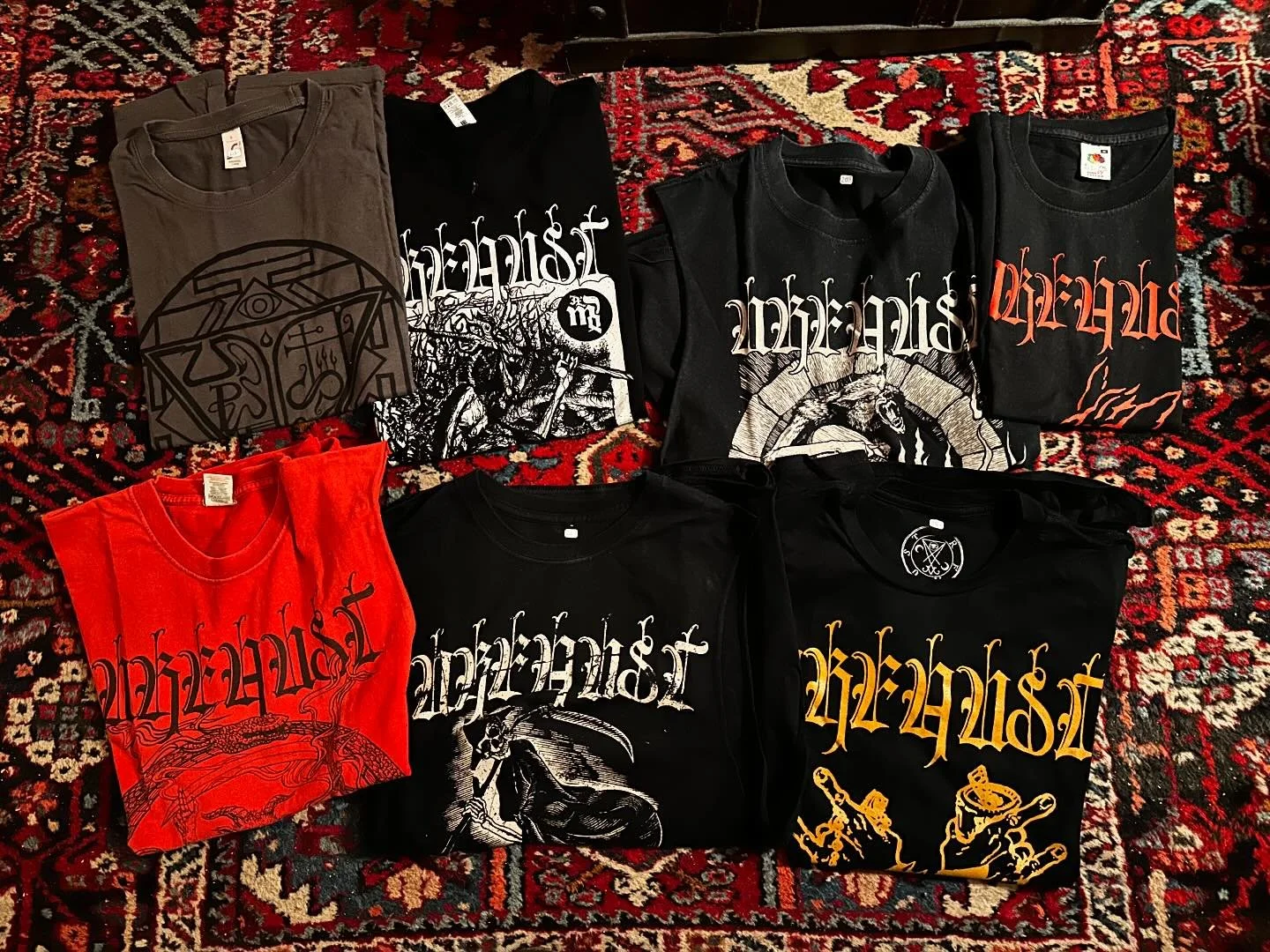 Urfaust! Wirklich coole und teils sehr rare Urfaust shirts neu bei und im Store!
🔥🔥🔥
#berggeflvster #metal #heavymetal #blackmetalwomen #blackmetal #extrememusicforextremepeople #recordcollection #recordcollector #recordnerdchris #recordnerd #viny