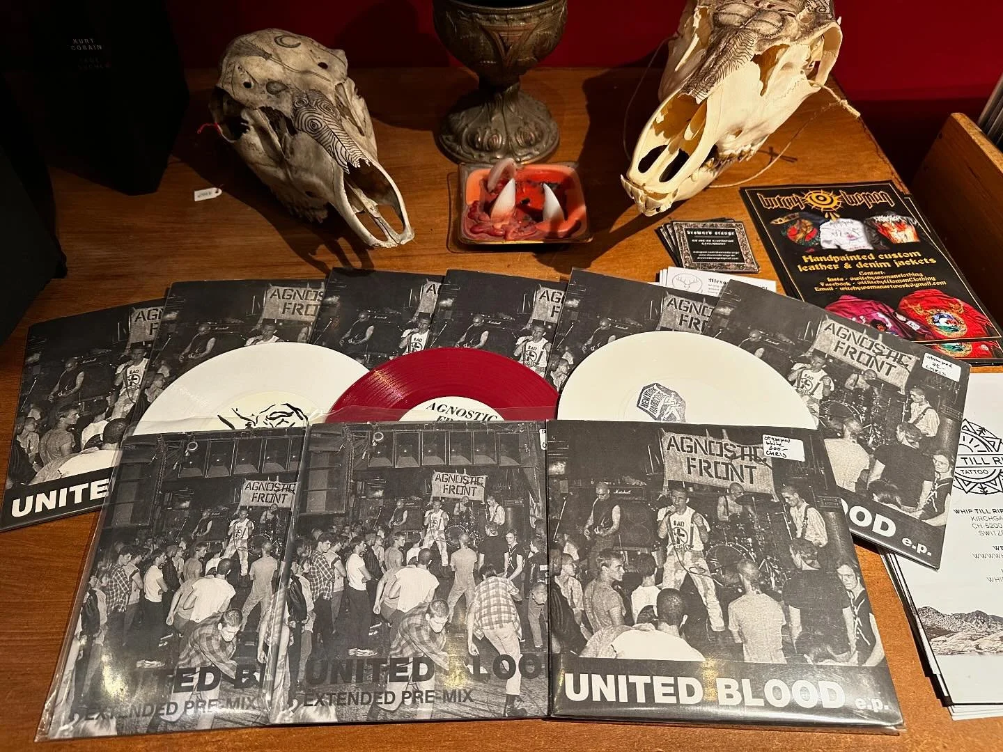 Got some Agnostic Front 7&ldquo;
Eigentlich auf Discogs jeweils schweineteuer, hier zum fast-Schn&auml;ppchen Preis
🔥🔥🔥
#berggeflvster #metal #heavymetal #blackmetalwomen #blackmetal #extrememusicforextremepeople #recordcollection #recordcollector