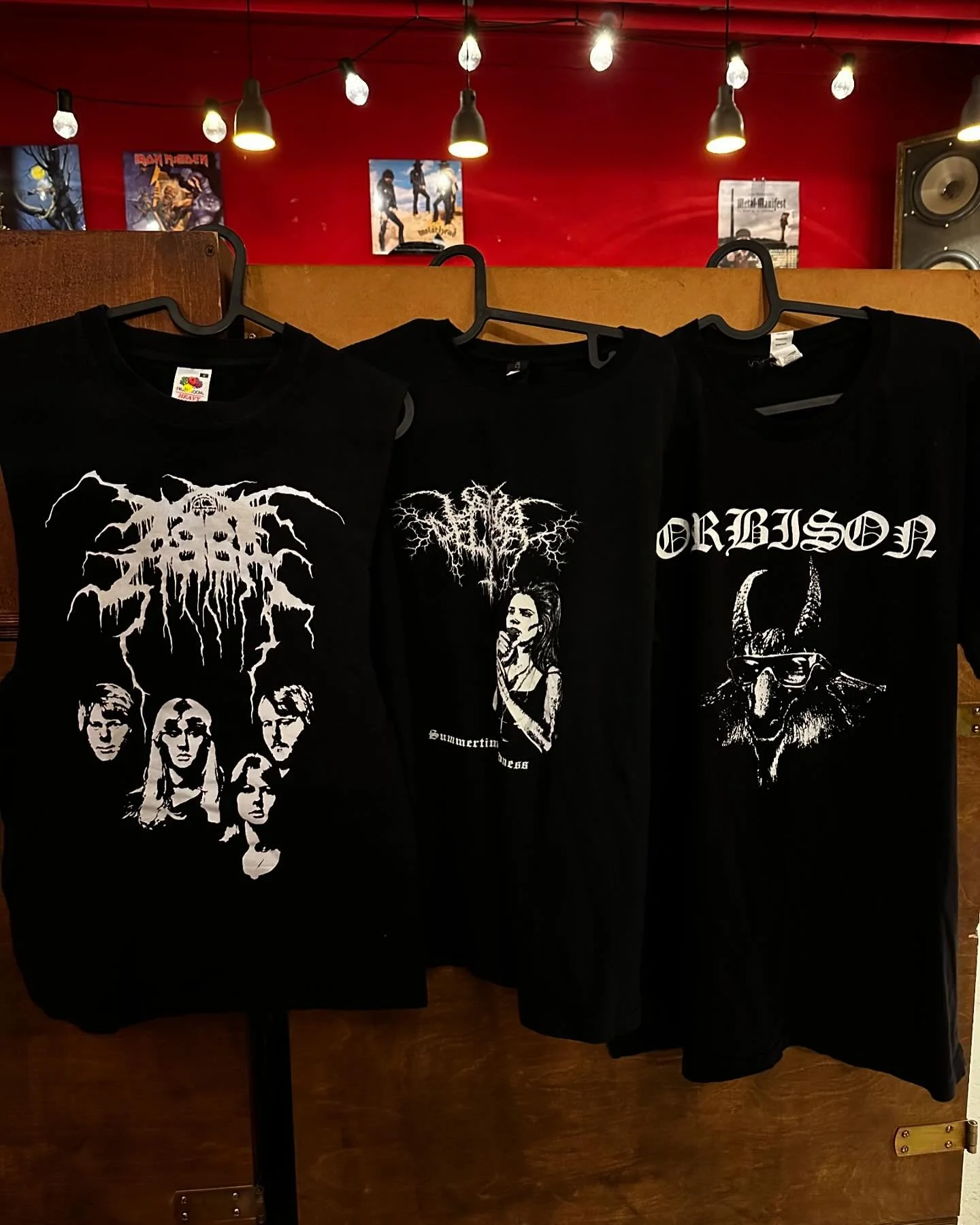 Are you into POP but still like Metal?
We gotcha back! 
Grab some shirts bei uns im Store!
🔥🔥🔥
#berggeflvster #metal #heavymetal #blackmetalwomen #blackmetal #extrememusicforextremepeople #recordcollection #recordcollector #recordnerdchris #record