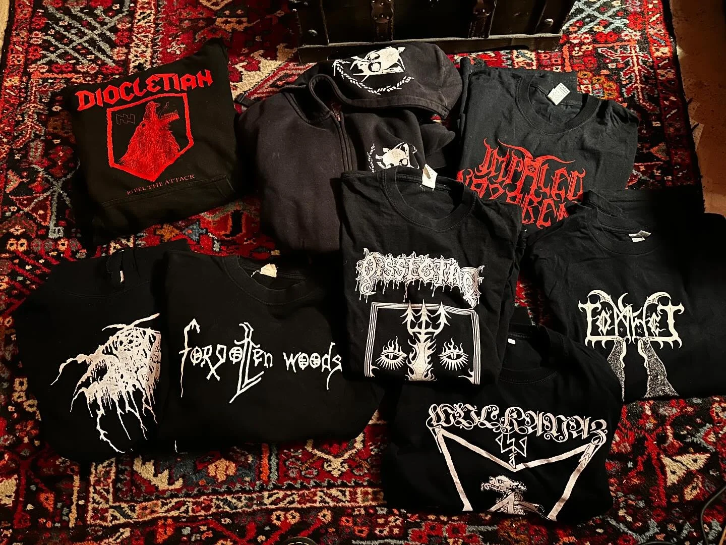 Noch mehr Shirts! Unsere Quelle an used und raten Shirts scheint unverg&auml;nglich zu sein! First come, first serve!
🔥🔥🔥🔥
#berggeflvster #metal #heavymetal #blackmetalwomen #blackmetal #extrememusicforextremepeople #recordcollection #recordcolle