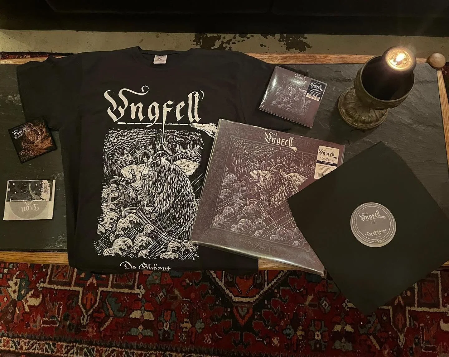 Die n&ouml;iiii Ungfell isch h&uuml;t bi &uuml;s im Store glandet. Es het Shirts, Longsleeves, Cd&lsquo;s, LP&lsquo;s und P&auml;tsch.
Mir hei jewils nur en Handvoll also de geschwinder isch de schneller!
Ugh!
🐐🐐🐐🐐
#berggeflvster #metal #heavymet