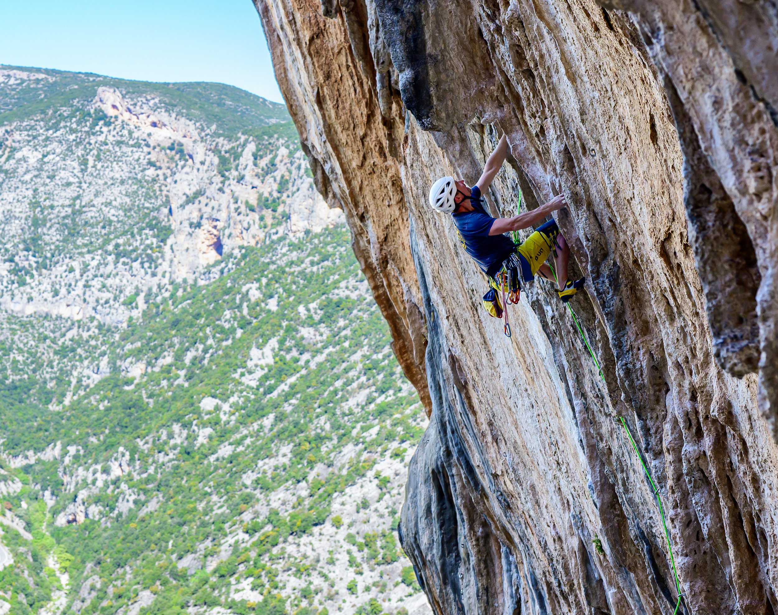 Lasse Nuutinen climbing Kneebaropoulus (7a+) at Elona, Leonidio, Greece.