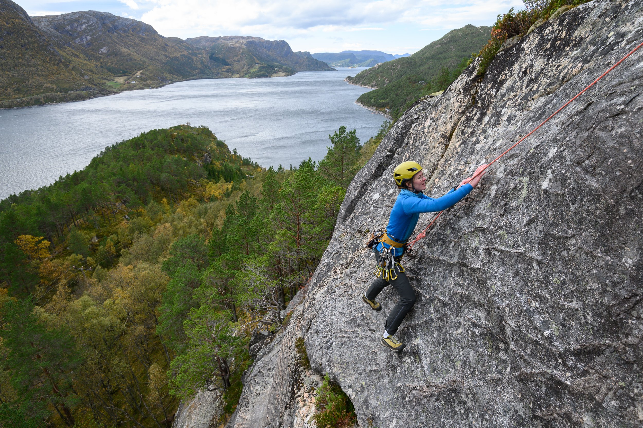 Caroline Sindland climbing Fire pils og en pizza (5) at Mjønes, Trøndelag, Norway.