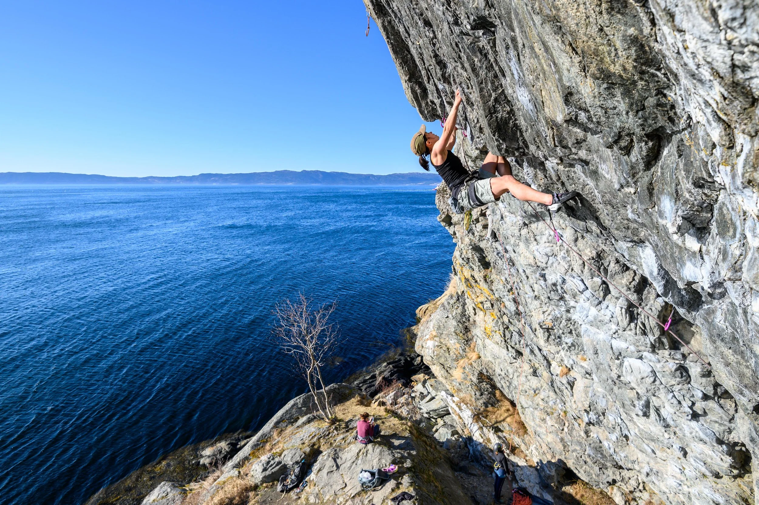 Anna Zhang working on Skyggelua (7b+) at Korsvika, Trondheim, Norway.