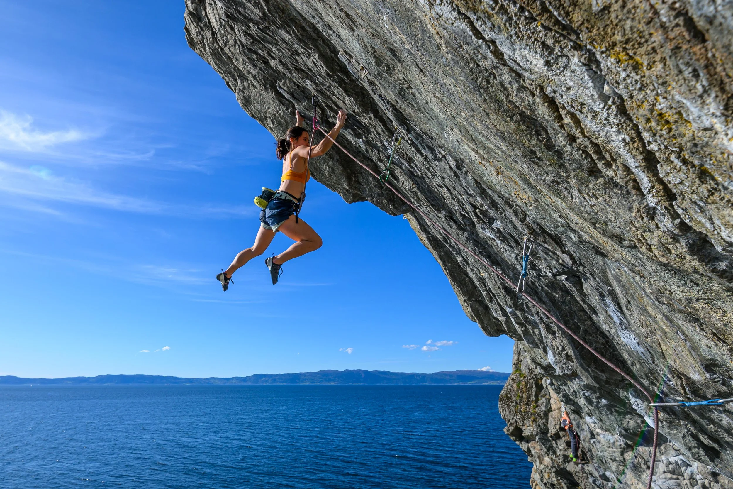 Anna Zhang climbing Fluen (på veggen) 7c+ at Korsvika, Trondheim, Norway.