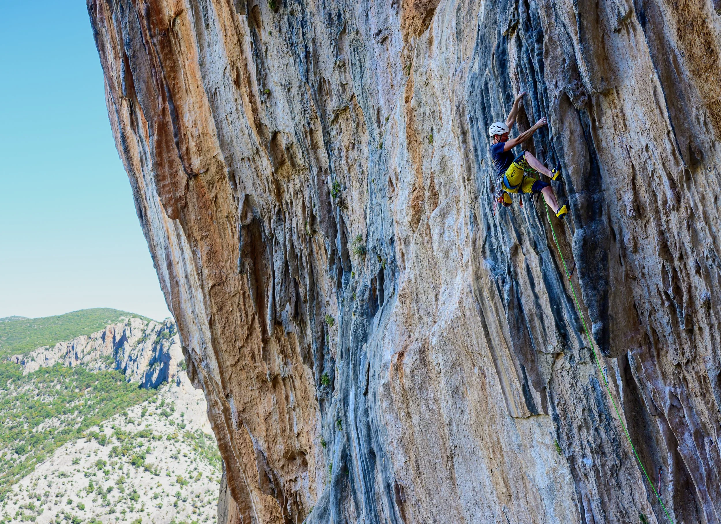 Lasse Nuutinen climbing Kneebaropoulus (7a+) at Elona, Leonidio, Greece.