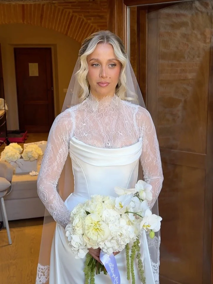 Amy&rsquo;s bridal makeup for her wedding in Tuscany. We had the best time ever and I&rsquo;m completely obsessed with how her makeup turned out, a wedding I&rsquo;ll remember forever 🤍

Bride @amyleighdraper 
Hair @molliecosierhair 
Venue @villabar