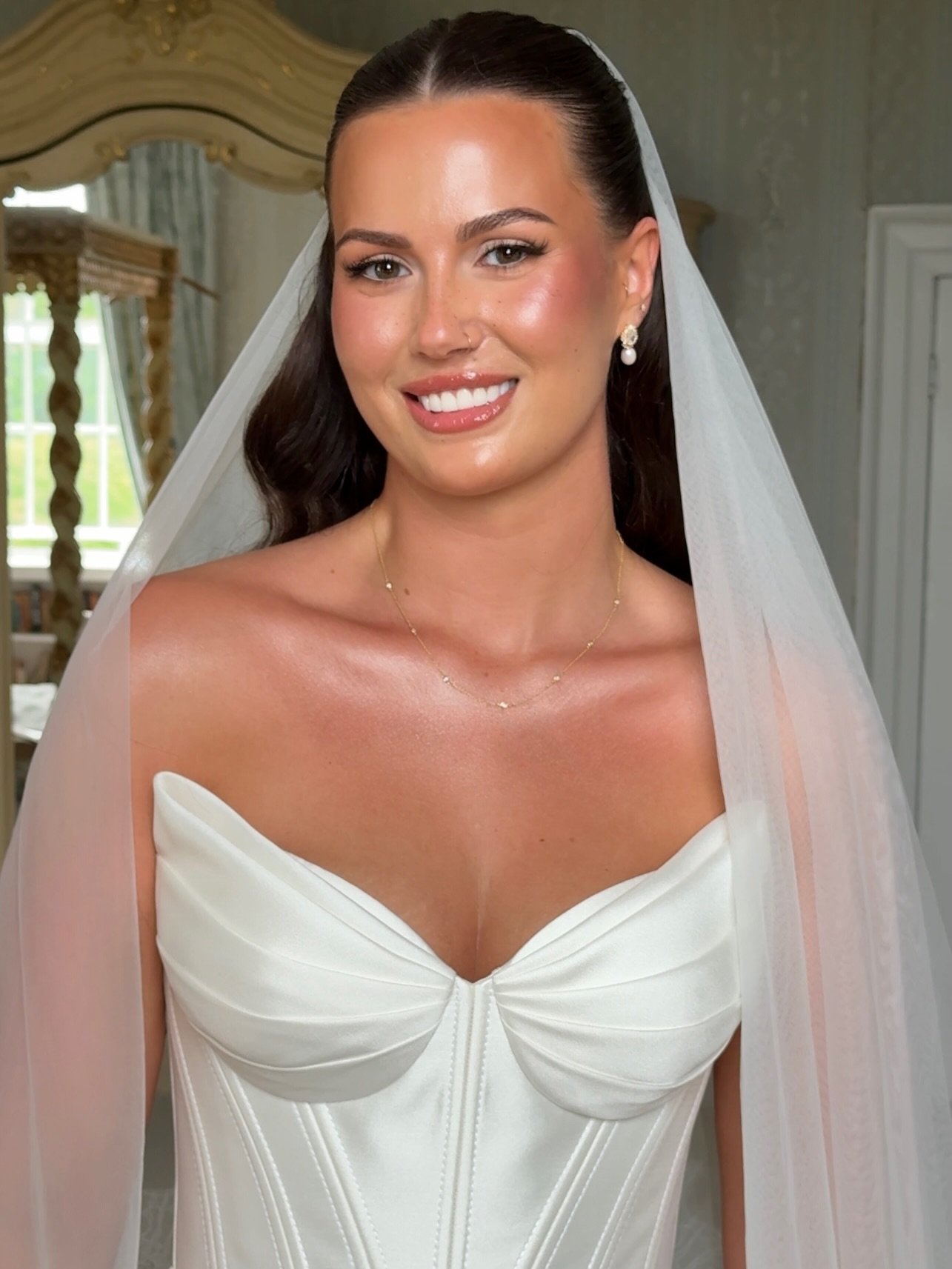 The definition of a glowing bride, @ttarakeetley you looked absolutely sensational. 

Hair by my lovely Mol @molliecosierhair 

UK Bridal Makeup Artist | Derbyshire Bridal Makeup Artist | Bridal Makeup | London Makeup Artist | Yorkshire Bridal Makeup