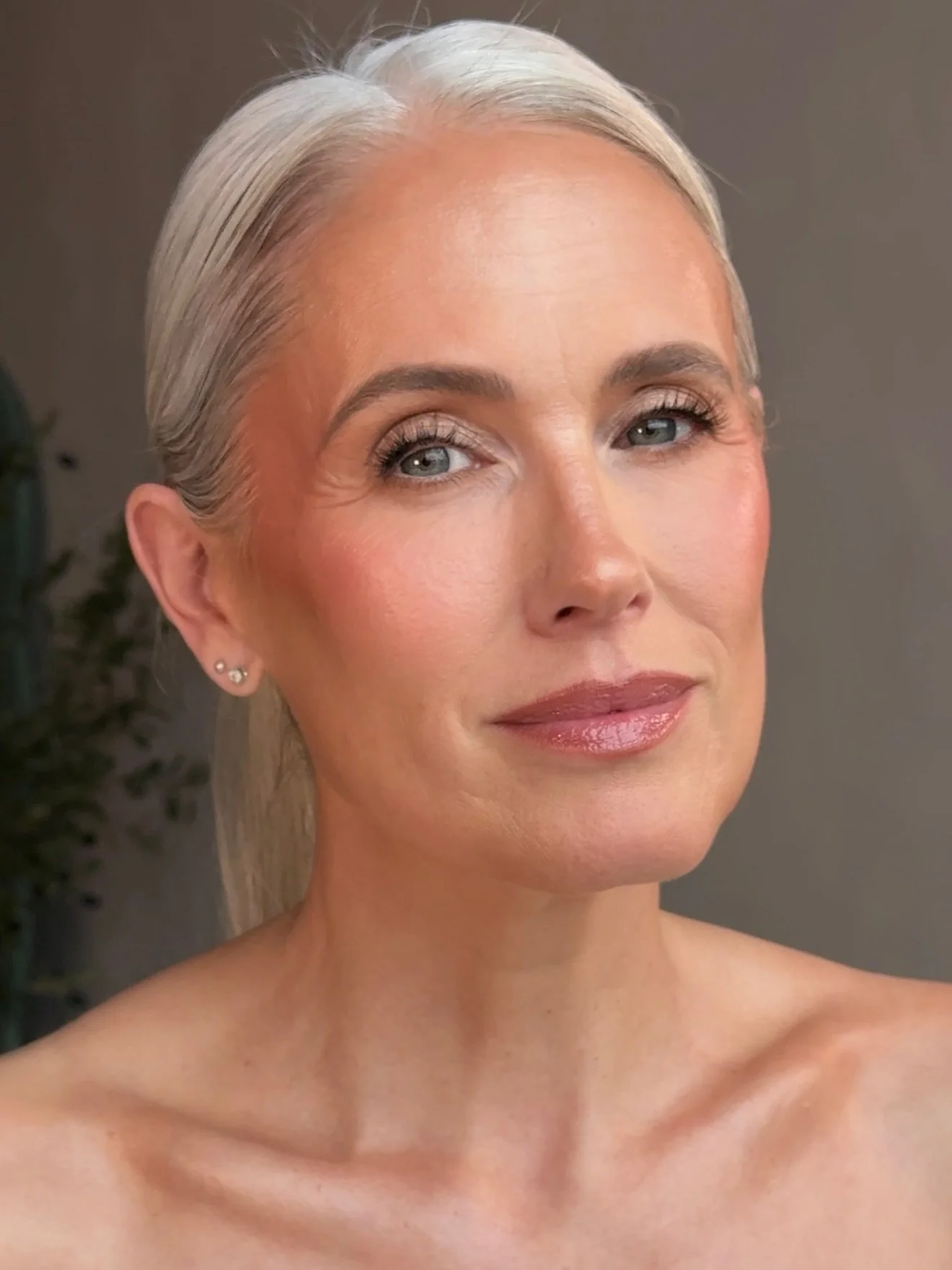 I was lucky enough to create this makeup look last week for beautiful Jaqueline @grey_hair_who_cares 🤍

When it comes to makeup for mature skin, products and application techniques may change, however my main goal will always be to achieve a flawles