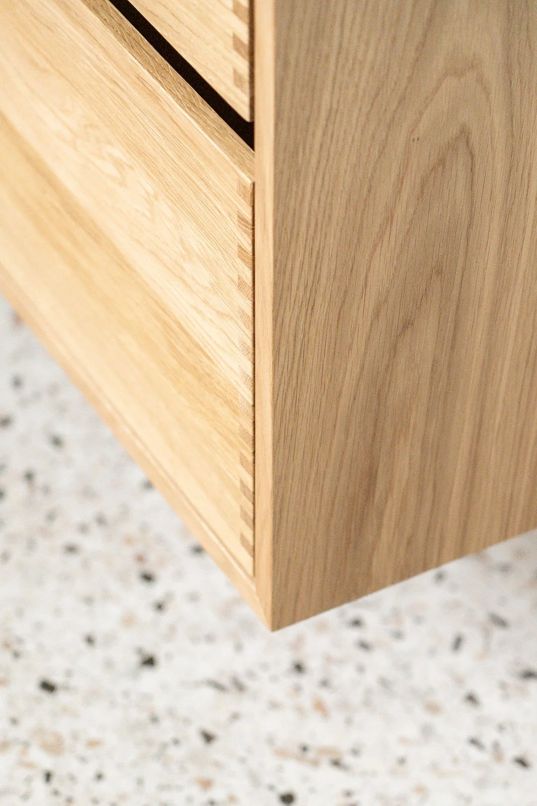 Nærbillede af et snedker egetræsmøbel med fingertappede skuffer af Baderum.com