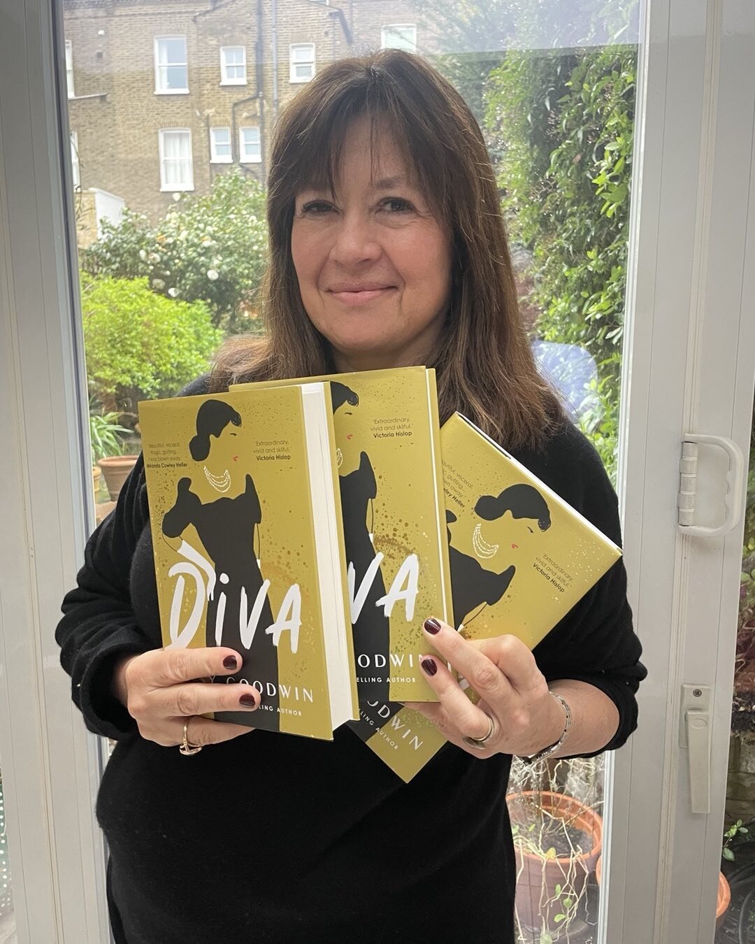 GIVEAWAY - one of these three sparkly copies Diva with a personal inscription - reply tagging the Diva in your life ( in the sense of life enhancing goddess ) by 14th March and one of these could be yours!!!
#bookgiveaway #divathebook #signedcopy #re
