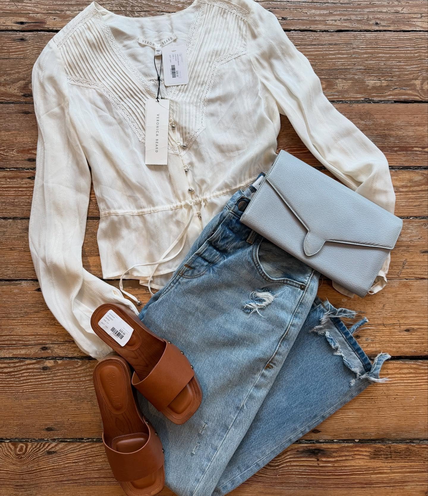 Outfit of the day: Veronica Beard top size: 2 NWT $98, Frame jeans size: 25 $59, Splendid sandals size: 6.5 $29, Smythson clutch $69

#shoplocal #shopsecondhandfirst #sistasconsignment #marblehead