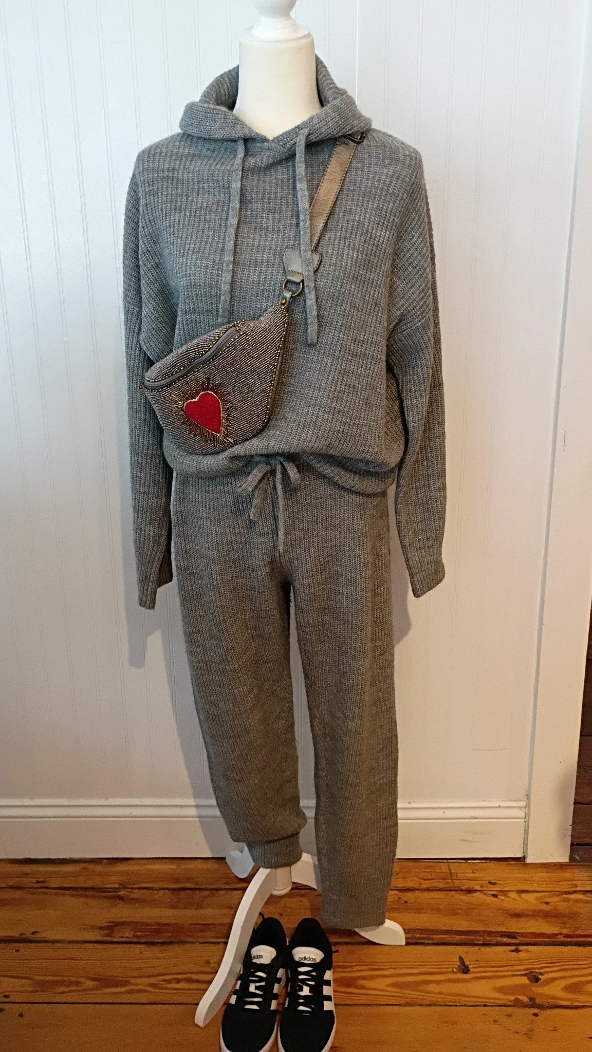 Outfit of the day: Jenni Kayne top size medium $79, Jenni Kayne pants size medium $79, Mary Frances crossbody $99, Adidas sneakers size 7 $35. 
#sistasconsignment 
#marblehead 
#shoplocal