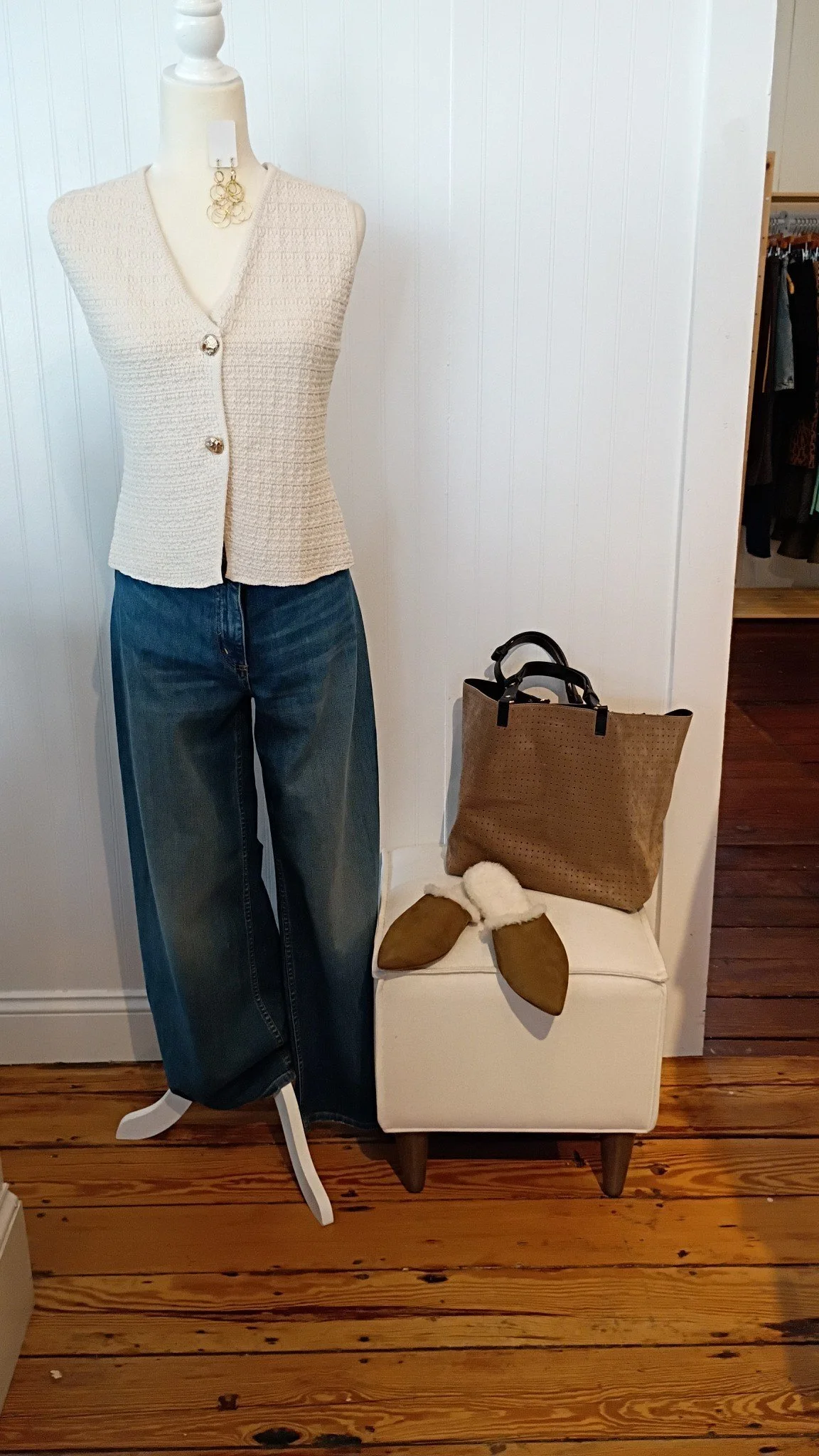 Outfit of the day: Zara top size medium $27, Nili Lotan jeans size 28 $129, Marni handbag $179, Jenni Kayne mules size 8 $79, earrings $9.
#sistasconsignment 
#marblehead 
#shoplocal