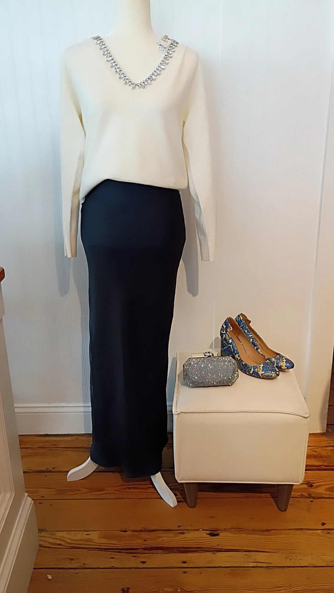 Outfit of the day: Milly sweater size medium $79, 
Z Supply skirt size small $35, Tory Burch heels size 9 $59, Real Collectibles clutch 49, earrings $17.
#sistasconsignment 
#marblehead
#ShopLocal