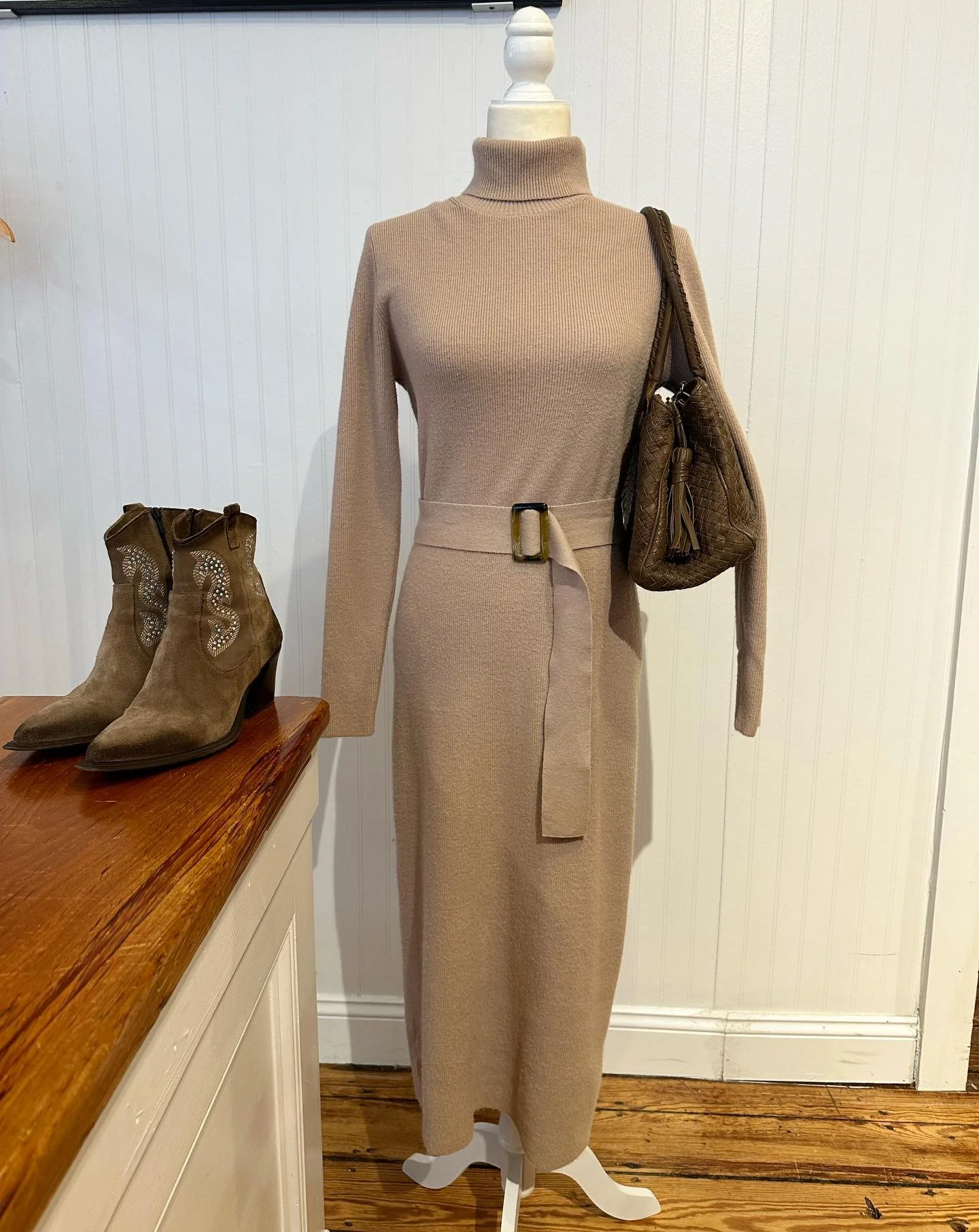 Outfit of the Day
Shoes: Emanuele Crasto booties size 9 $87
Dress: Ann Taylor size medium $43
Bag: Fontanelli $139