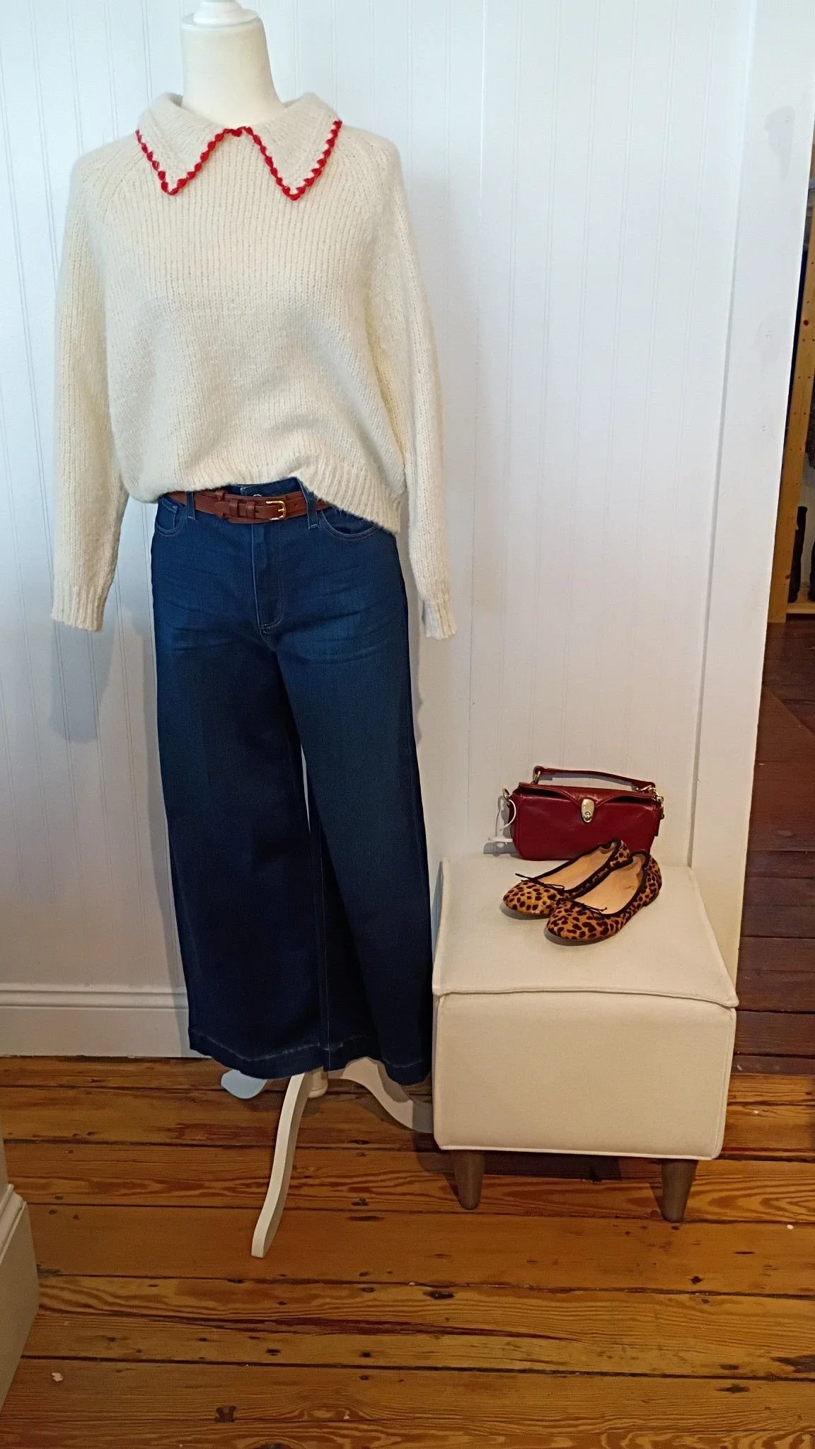 Outfit of the day: The Great sweater size 0 $87, Paige jeans size 28 $43, Brooks Brothers belt size small $15, Laura DiMaggio crossbody $37, J Crew flats size 8 $33.
#sistasconsignment 
#ShopLocal 
#marbleheadmassachusetts