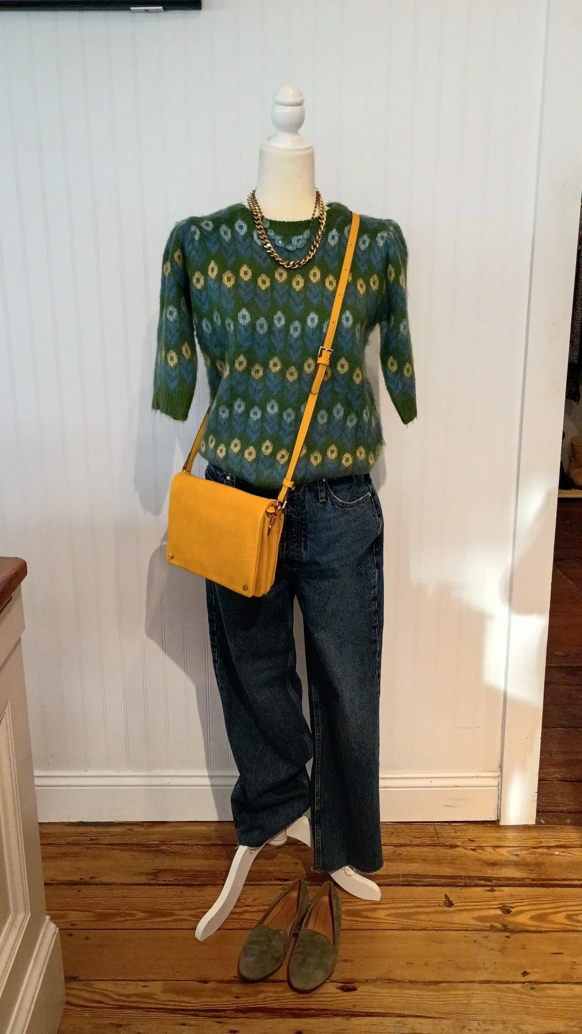 Outfit of the day: Merci sweater size medium $33, 
Anine Bing denim size 28 $59, Street Level crossbody $33, Vionic flats size 7 $29, Gold chain necklace $19, Beaded necklace $37.
#sistasconsignment 
#shoplocal 
#marbleheadmassachusetts