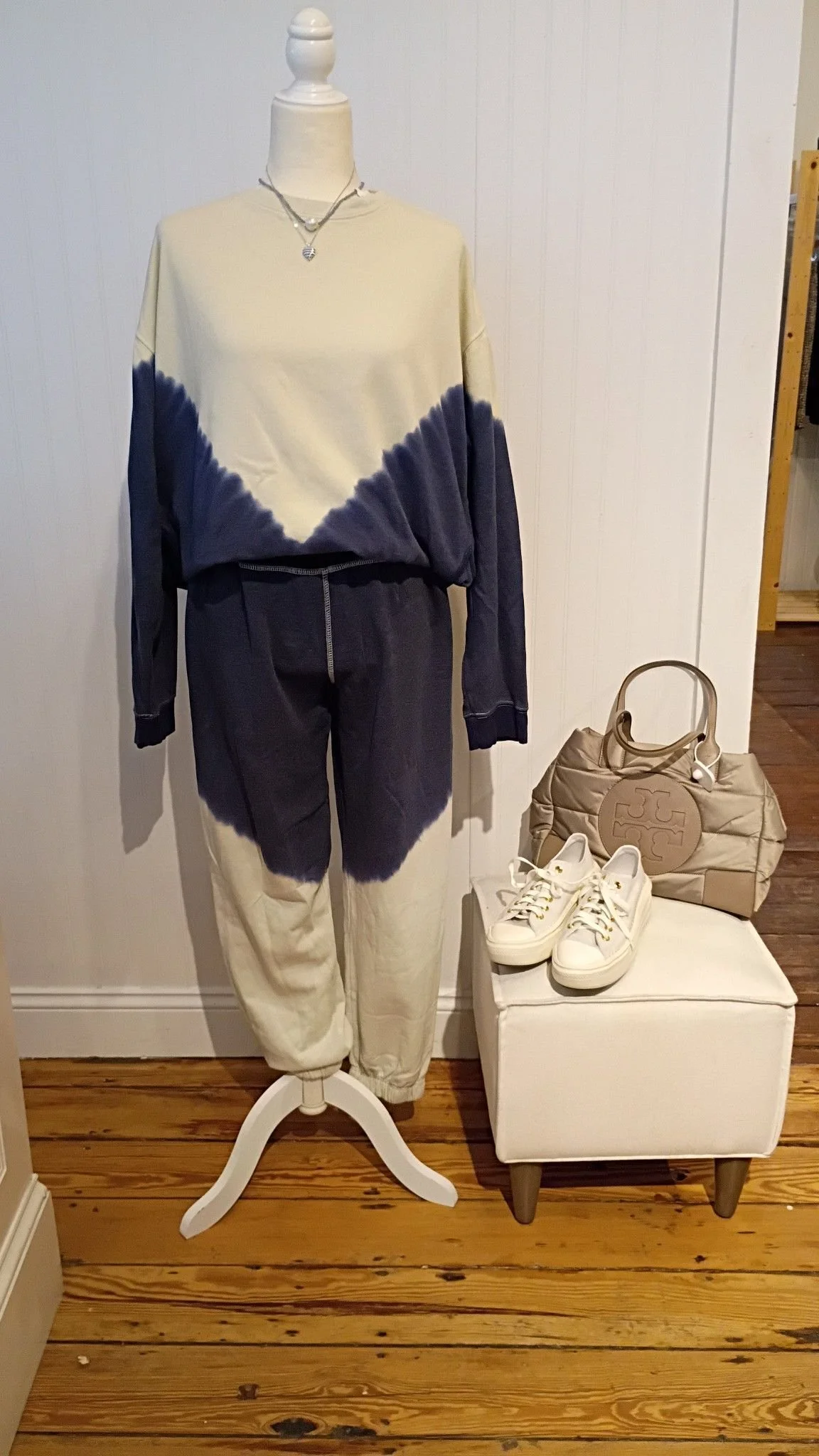 Outfit of the day : Natural Life sweatshirt size large $29, Natural Life joggers size large $29, Converse sneakers size 7 1/2 $35, Tory Burch Tote bag $69, necklace silver heart $ 19, pearl necklace $27.
#sistasconsignment 
#shoplocal 
#marbleheadma