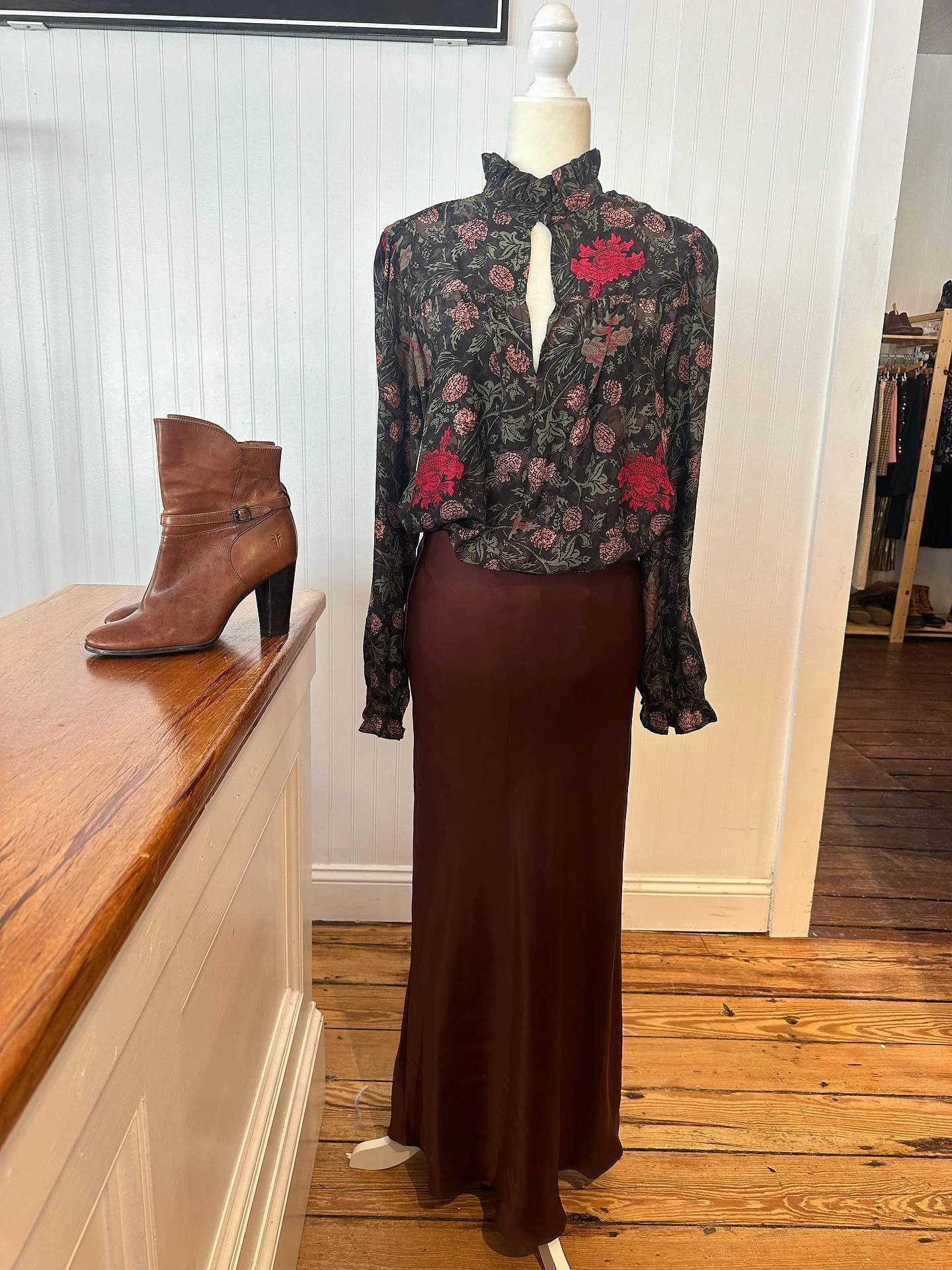 Outfit of the Day! 
Top: Natalie Martin size: small
Skirt: Z Supply size: medium 
Boots: Frye size: 8 
#sistasconsignment