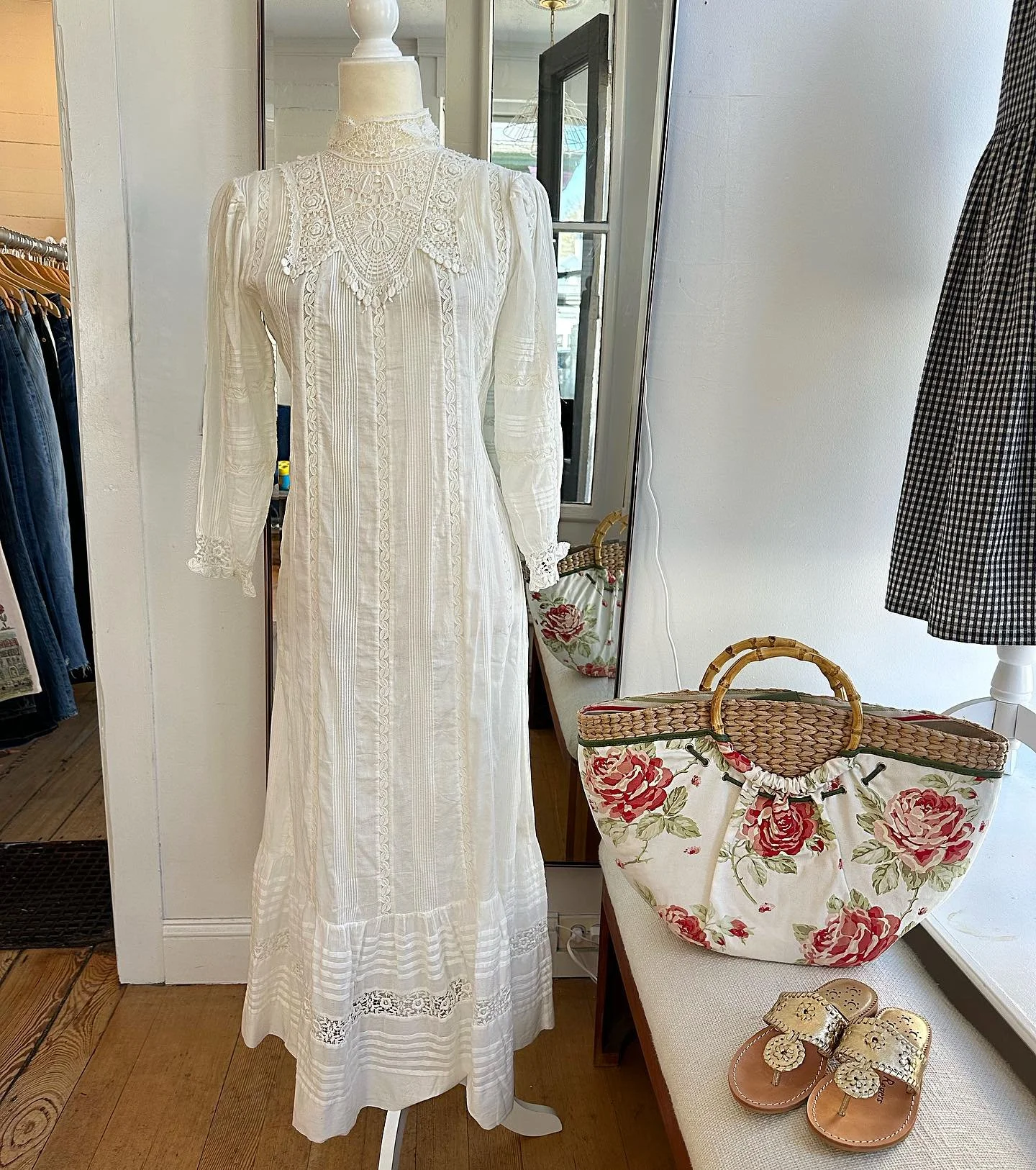 Outfit of the Day🌸 
Doen Dress size XS $187
Amanda Smith Tote $35
Jack Rogers Sandals size 5.5 $39