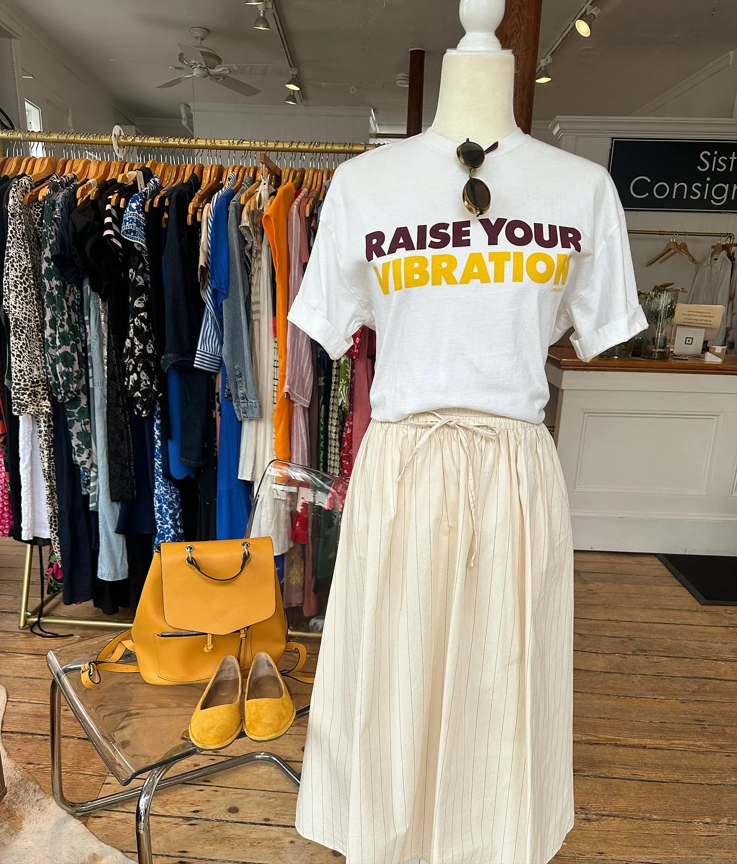 Outfit of the Day 🌞🐥
LA Double J top size S $49
Zara skirt size S $29
Crown Vintage flats size 7.5 $33
Beausoleil Paris sunglasses $129
Zara backpack $29