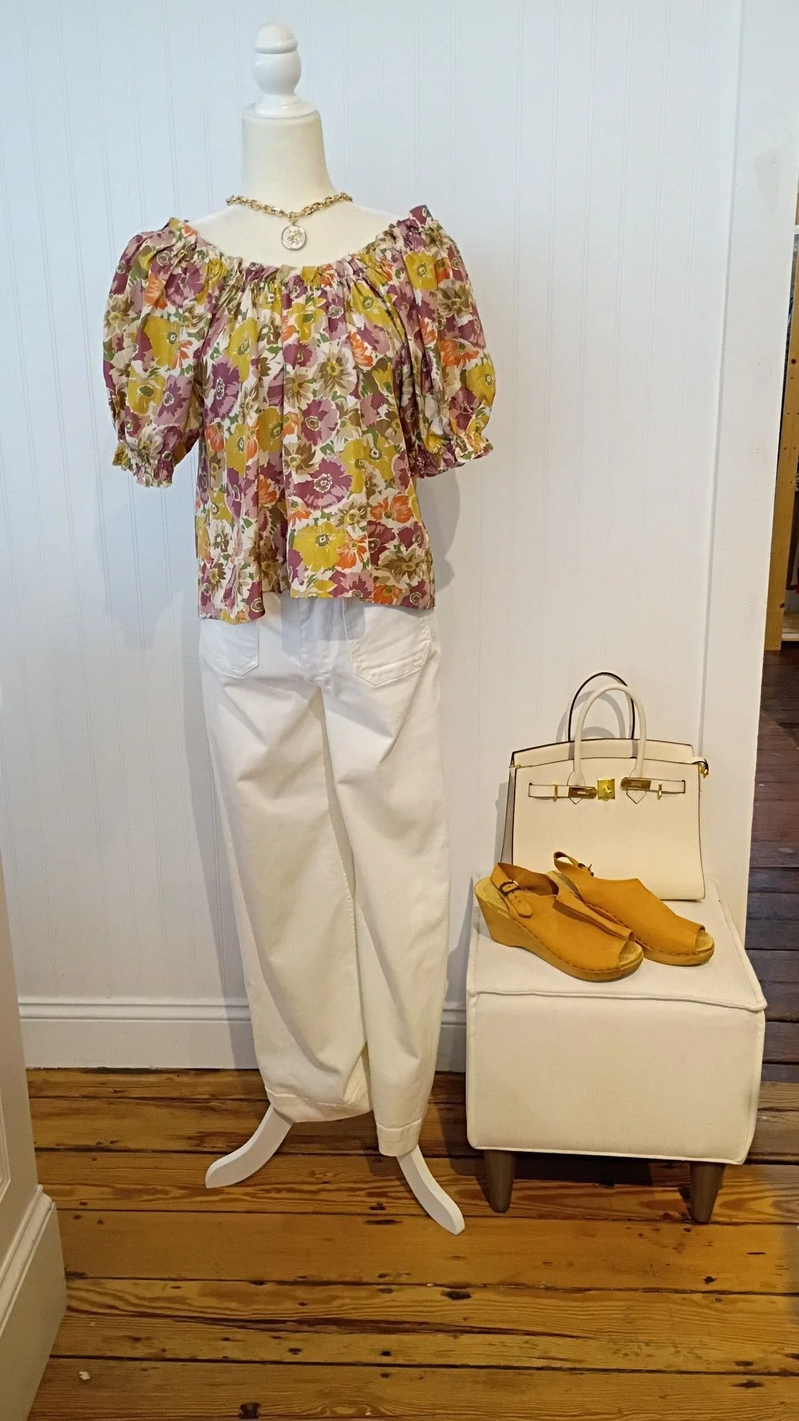Outfit of the day; The GREAT top size 0 $69, Maeve pants size 28 $37, No 6 sandals size 40 $59, Handbag $35, Lilly Pulitzer necklace $29.
#marblehead 
#shoplocal 
#sistasconsignment