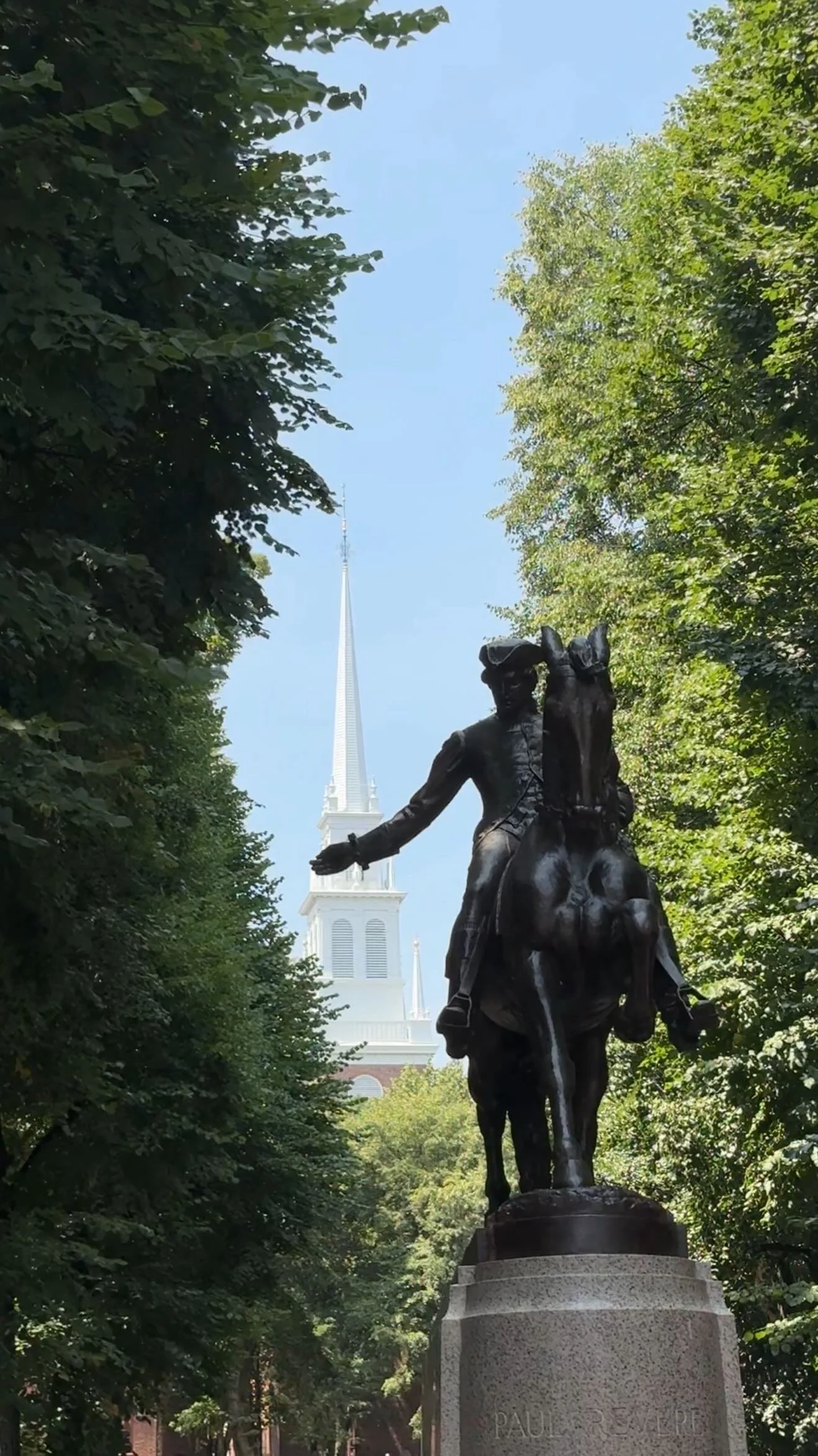 Boston through my lens — no wedding, no timeline, just me, my camera, and a city full of charm.
As a wedding content creator, I’m usually behind the scenes capturing someone else’s big day, but this time, I took a moment to romanti