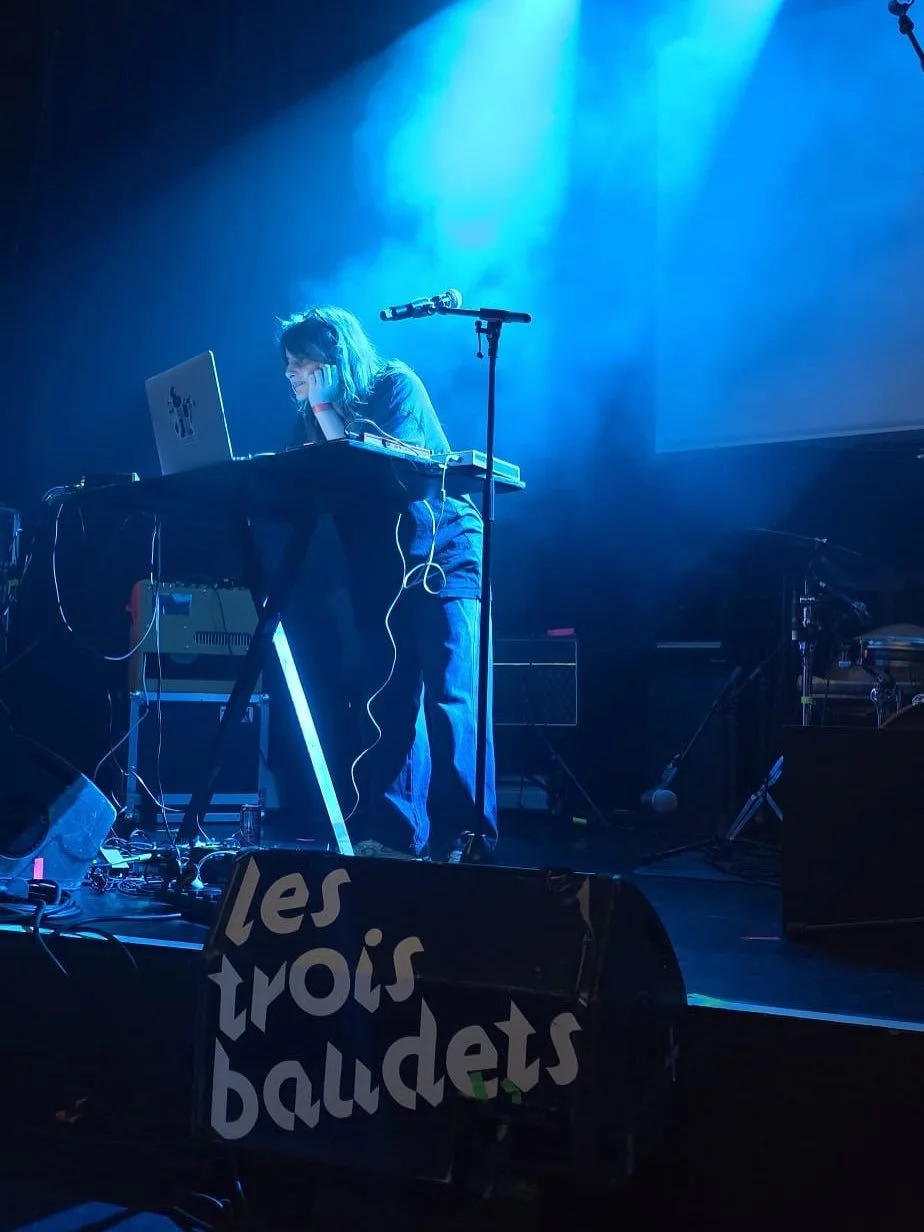 Des petits bouts de balances et d&rsquo;avant sc&egrave;ne avant de vous partager des extraits de mon nouveau live, qui annonce aussi mon prochain EP 👀🩸 

Merci mille fois encore &agrave; @lacooperativedemai pour pas changer, @francoisaudigier pour