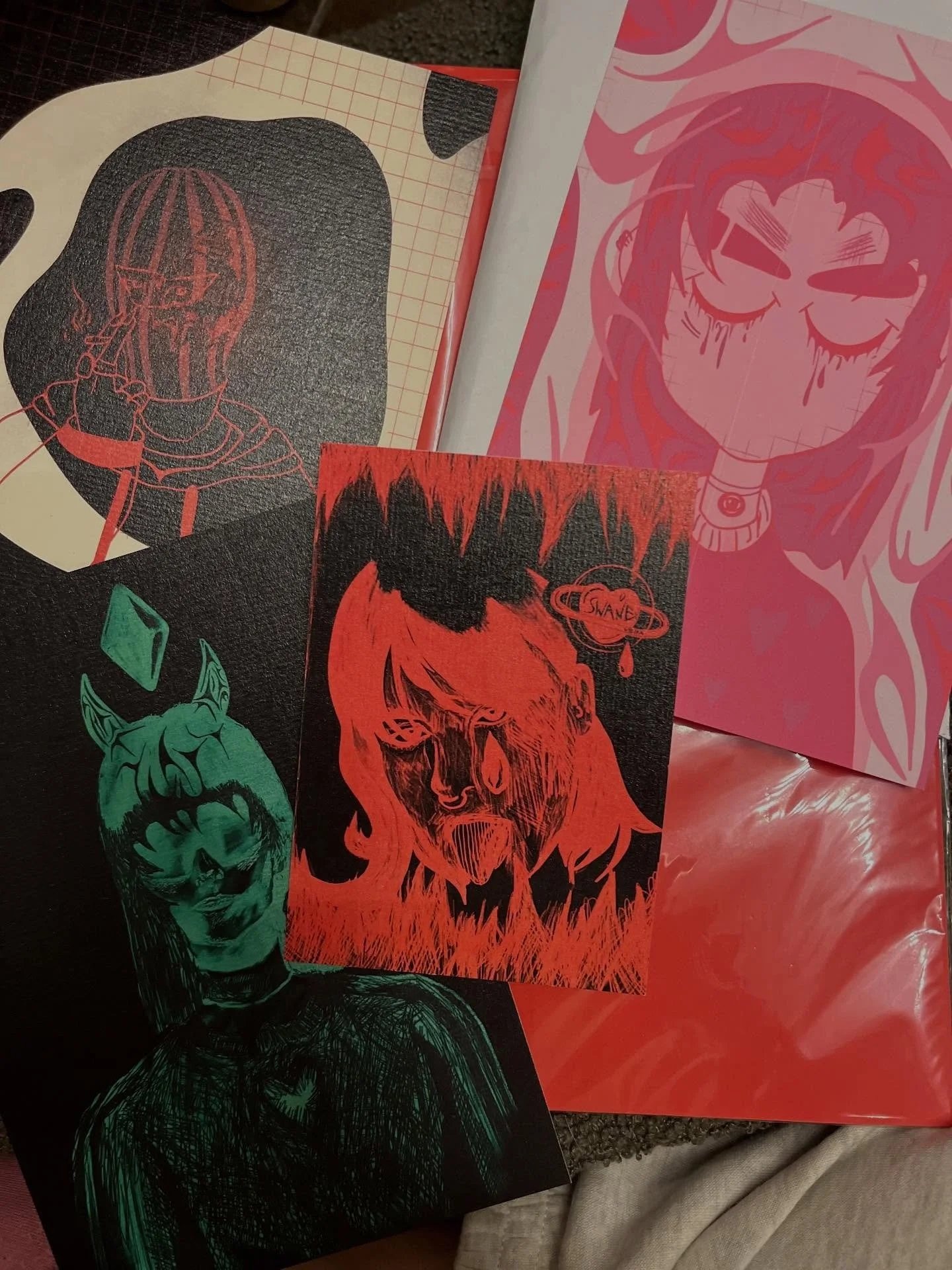 Comme promis, un avant go&ucirc;t du merch pour le stand des 13&amp;14 D&eacute;cembre &agrave; @la_cite_fertile 👀🩸

Des prints, des charms, et peut &ecirc;tre m&ecirc;me des machines &agrave; boules pour les plus joueur.eusxs d&rsquo;entre vous 🧛