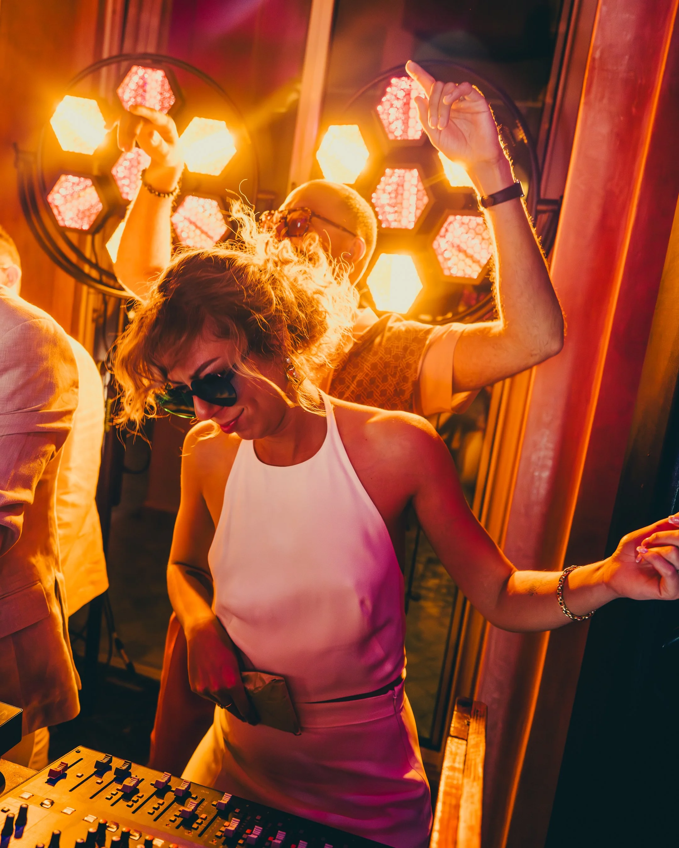 wedding photographer party vibe.jpg