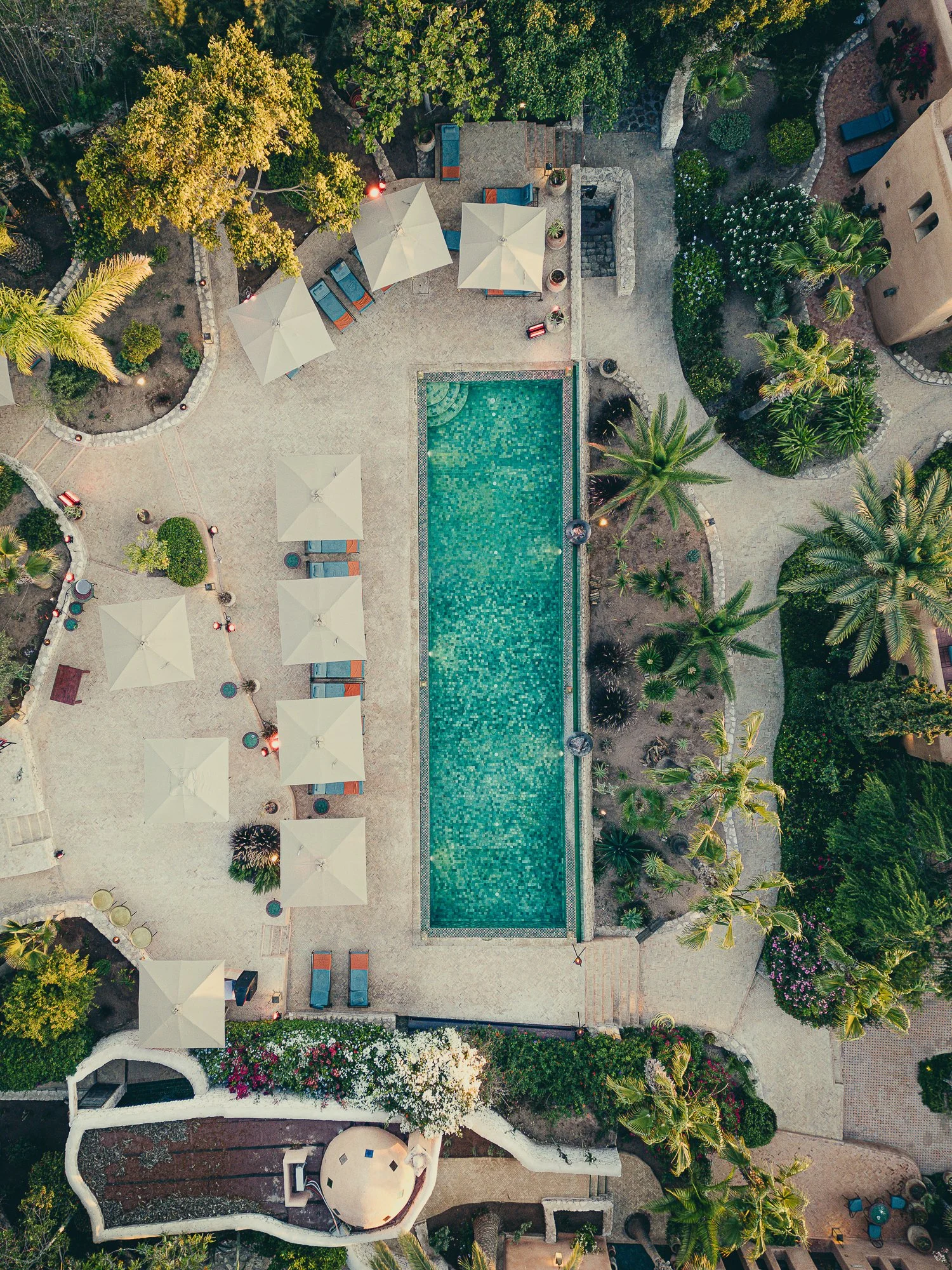 Based in Marrakech and working across Morocco, I create clean, high-impact images that showcase properties with the perfect balance of light, space, and detail. My work helps real estate agents, homeowners, and Airbnb hosts attract more clients, sell