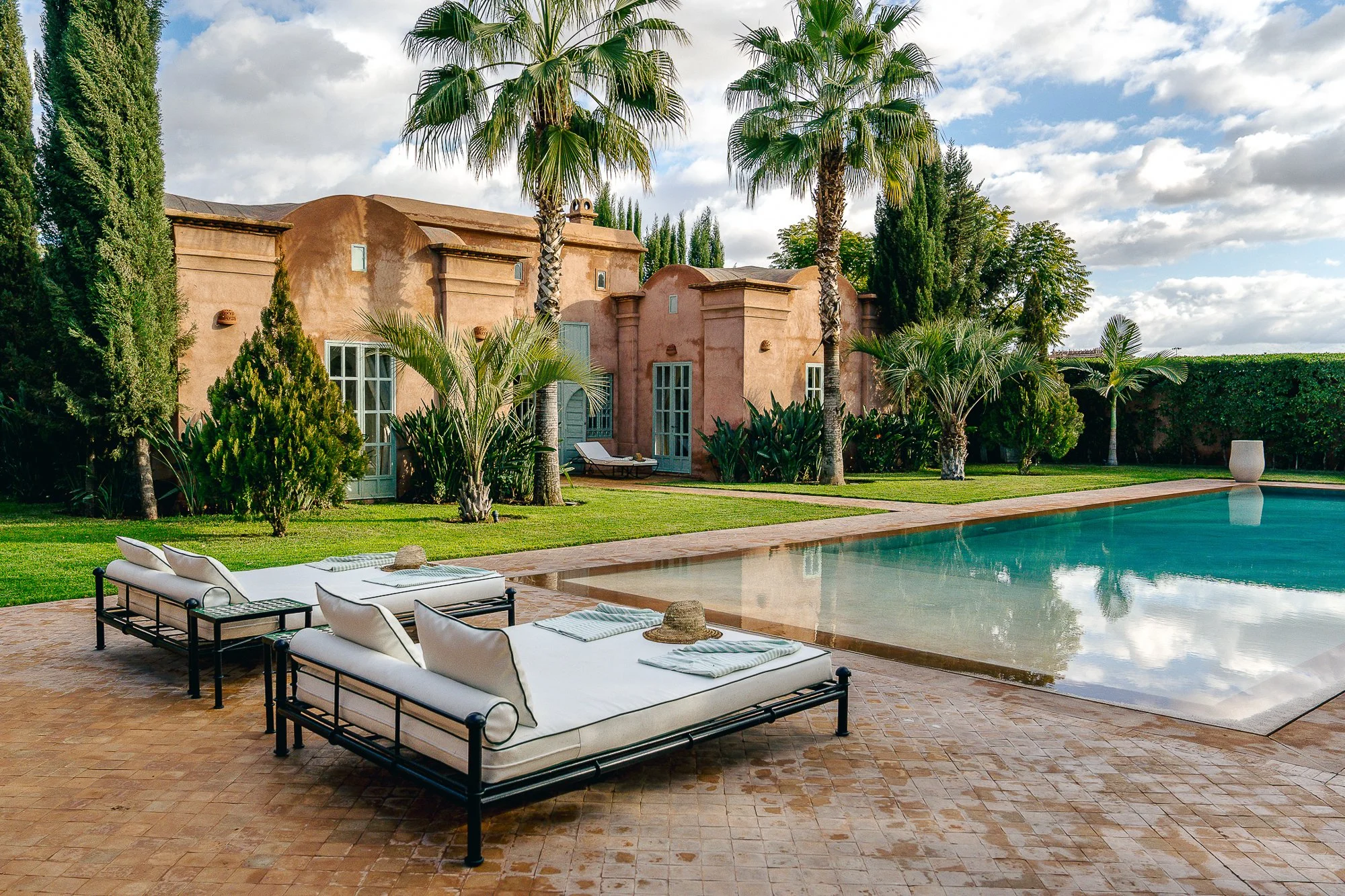 Based in Marrakech and working across Morocco, I create clean, high-impact images that showcase properties with the perfect balance of light, space, and detail. My work helps real estate agents, homeowners, and Airbnb hosts attract more clients, sell