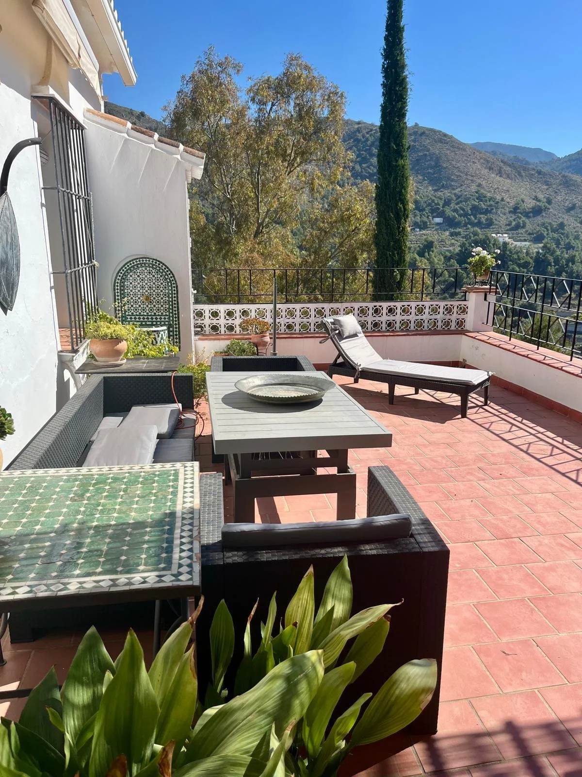 The new (2026) coffee table can be adjusted to 2 heights - up to you whether you use this space for coffee/cocktails or dinner!