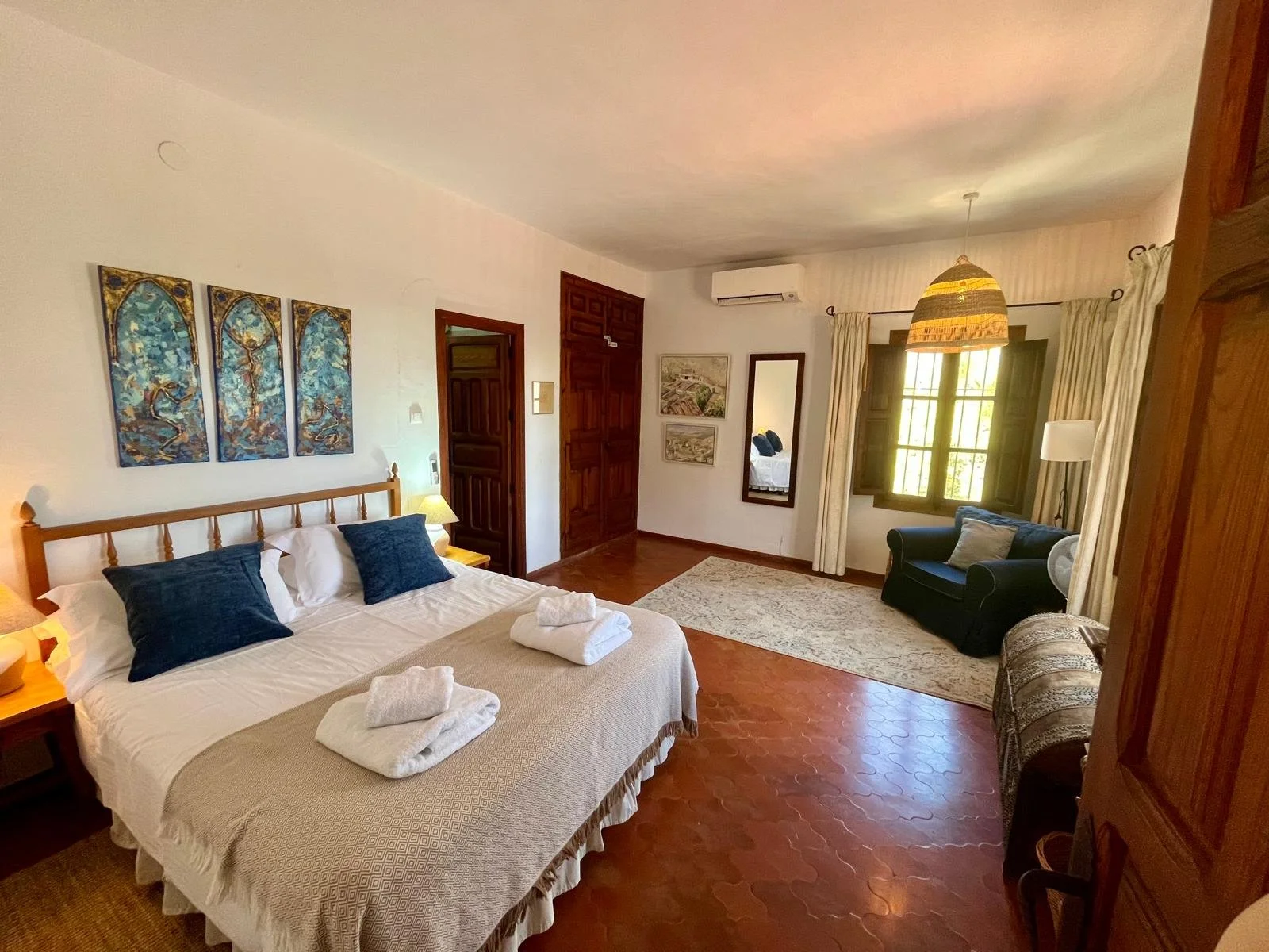 Upstairs large ensuite master bedroom with kingsize bed and new air conditioning unit (2025) and views of the sea and surrounding mountains.