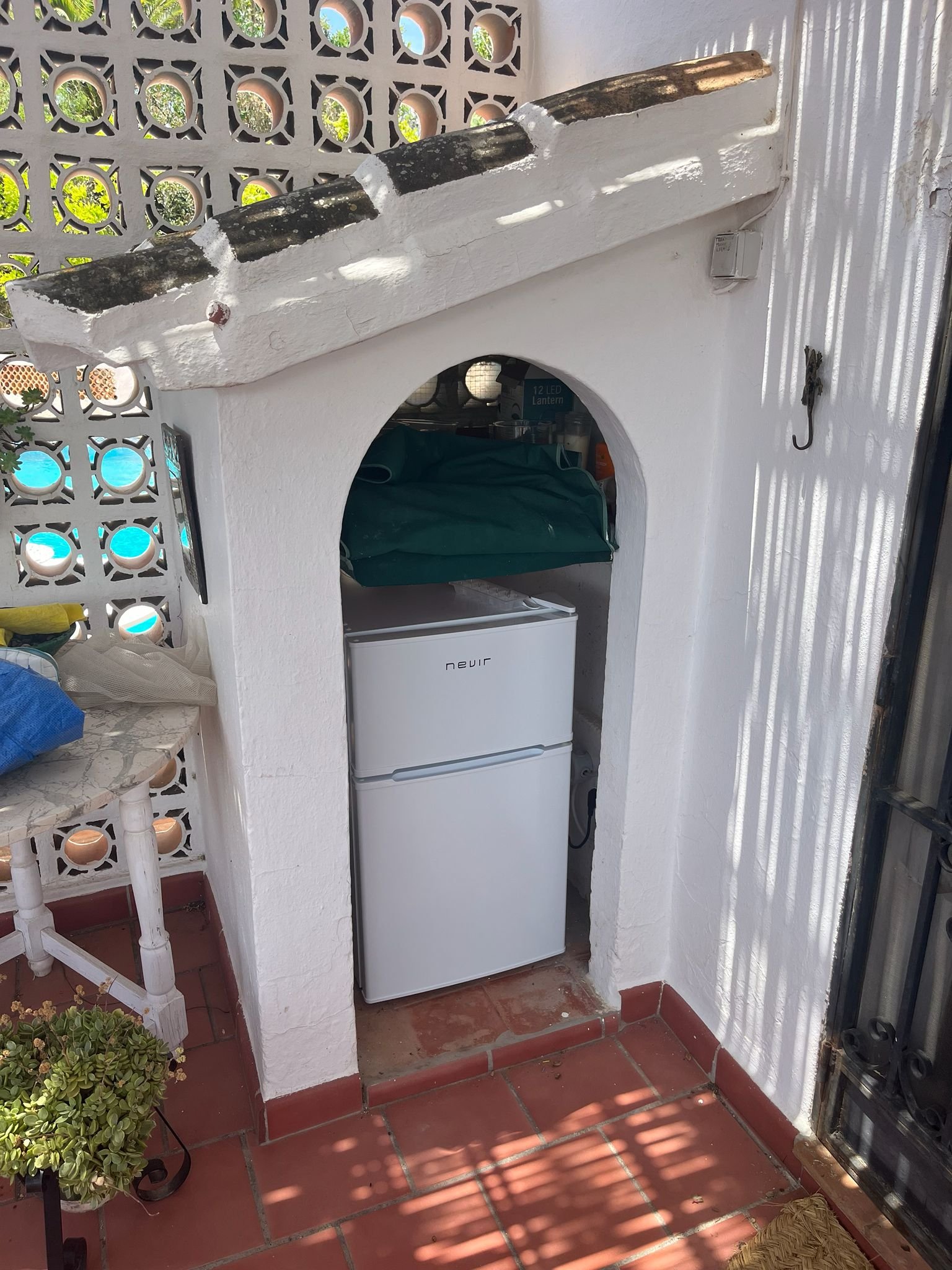 New (2026) external fridge on main terrace to keep ice nearby and drinks cool on balmy evenings.