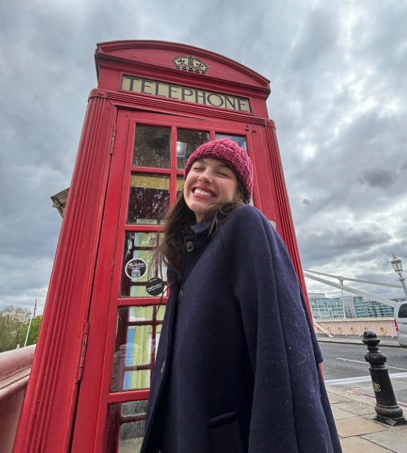Olivia Rodrigo turned up the heat on a chilly London day, rocking a bold red cable-knit beanie. Overcast skies + classic phone booth + that pop of red = Pure Insta-gold