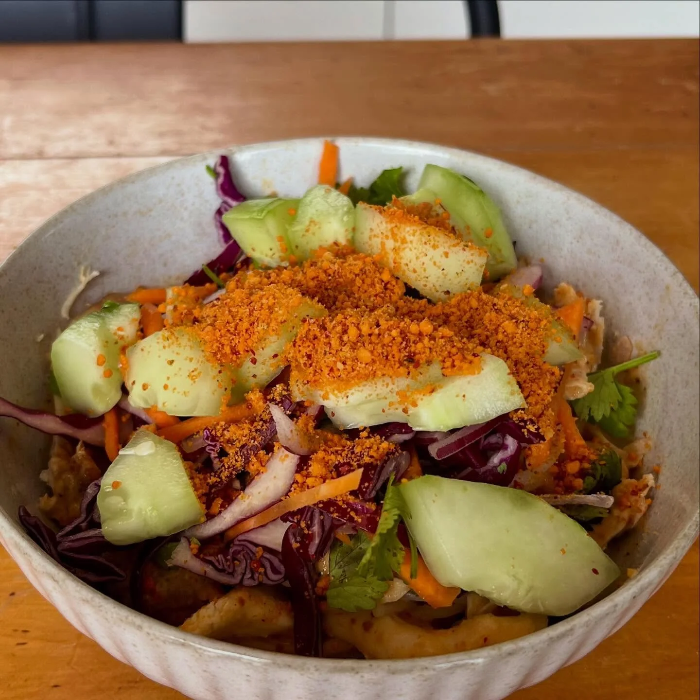 A polite sprinkle? Never heard of her.
Suka Satay chicken noodle salad loaded with the good stuff.
Warning: may ruin all other salads for you 🌶️🥜🤤