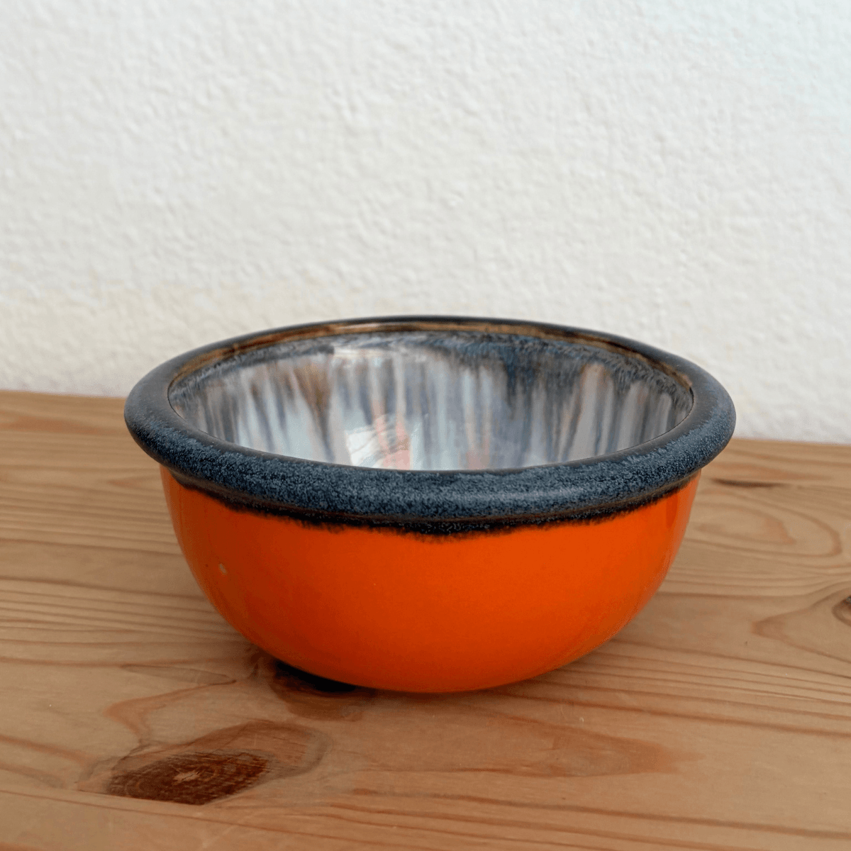 Schüssel mit Rand, rot-grau