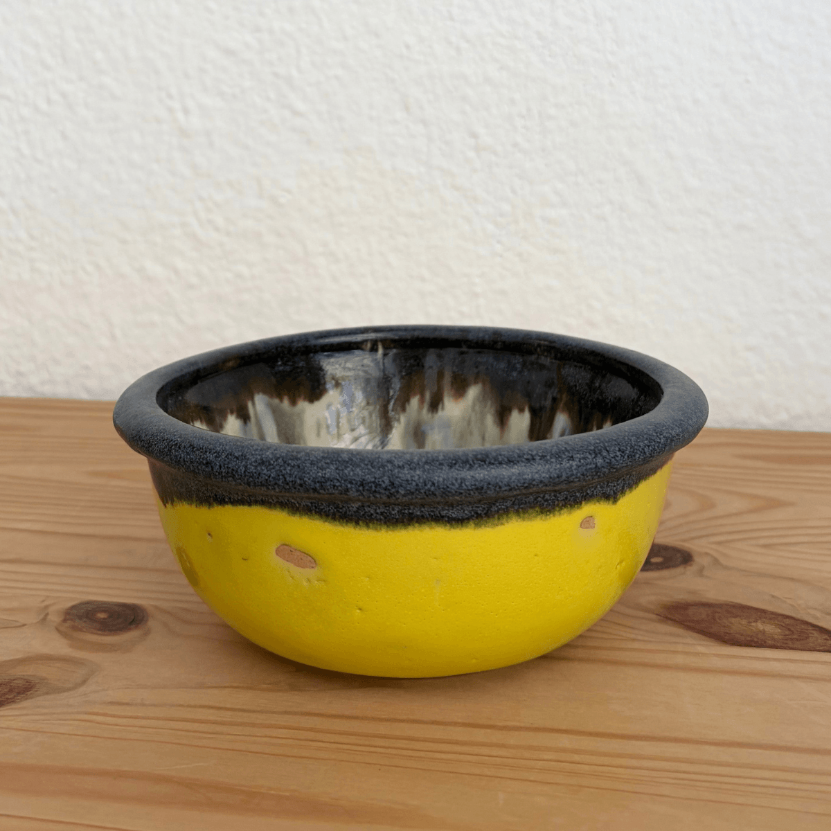 Schüssel mit Rand, gelb-grau