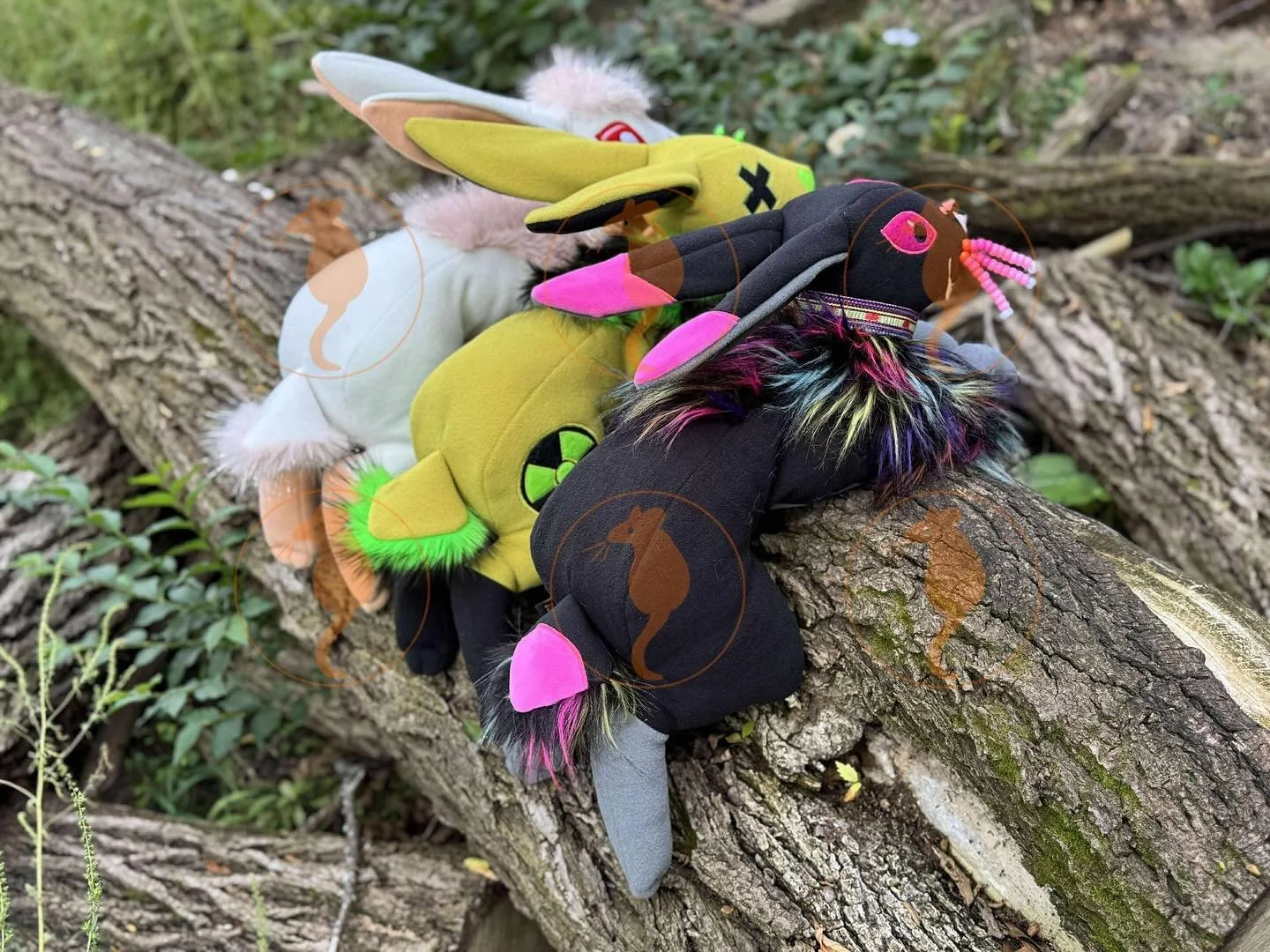 These 3 made it back home with me, so they are available for adoption! Check them out on my website! ☢️✨👻
-
#plushies #plushartist