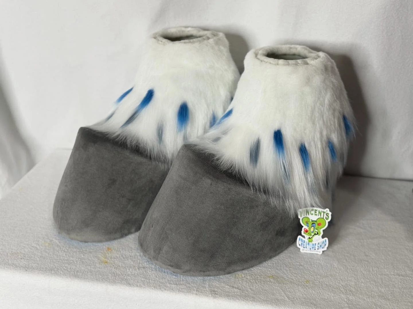 Finished stompers from a while ago! Because I&rsquo;m so good at posting 🤓
I love me some big stompers ✨
#fursuitmaker #furry
