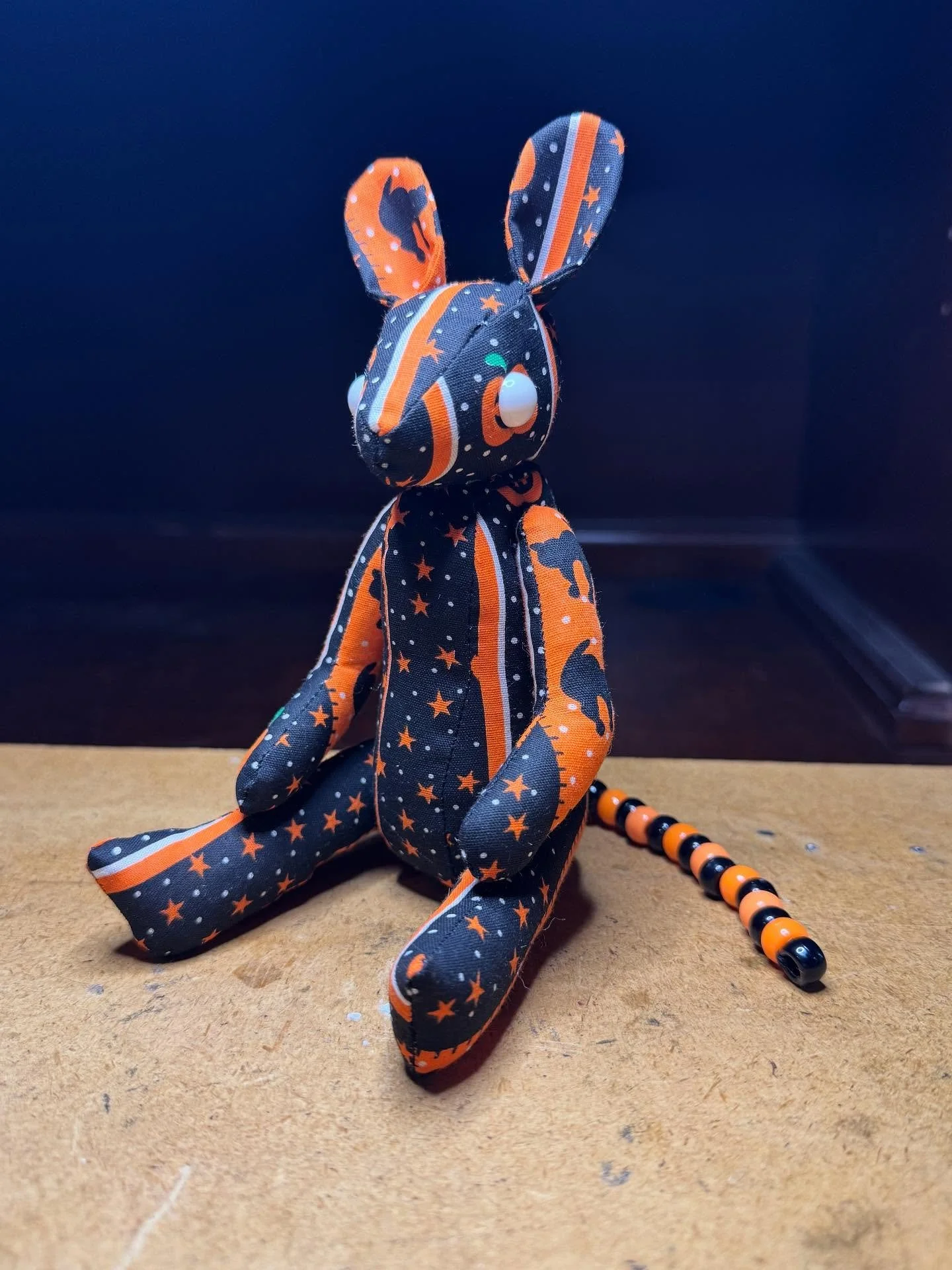 A random little project, moveable joint Halloween mouse! This lil guy gives a vintage vibe, would anyone be interested in these if I made more?? 🎃
#halloween #mouse #artdoll #plushartist