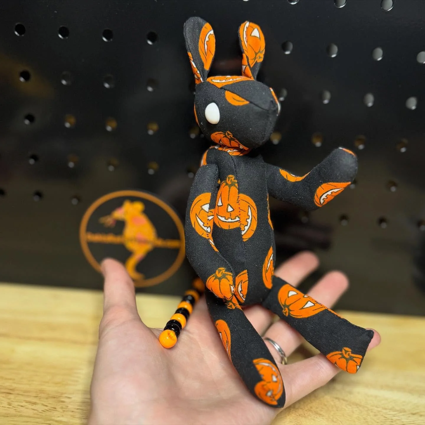 Another little articulated mouse! They have a vintage vibe to them which I love. I hope to have a few up for sale soon 👻
#halloween #spooky #articulated #plushartist #smallbusiness