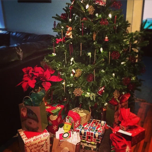 HOLLA DAYS // we finally have gifts under the tree! is it time to open
