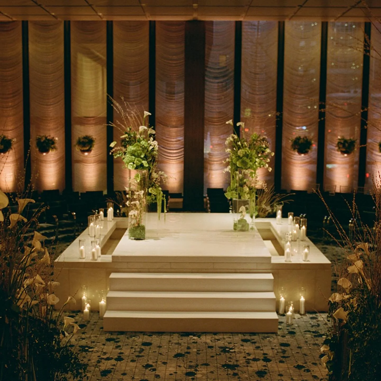 What goes into a room flip? 

Lots of hands on deck: moving, resetting, breaking down, setting back up, all within 45 mins! 

Venue: @majorfoodevents @majorfoodgroup The Pool 
Photographer: @nicole__plett 
Florist: @denisefasanello 
Strings: @highlin