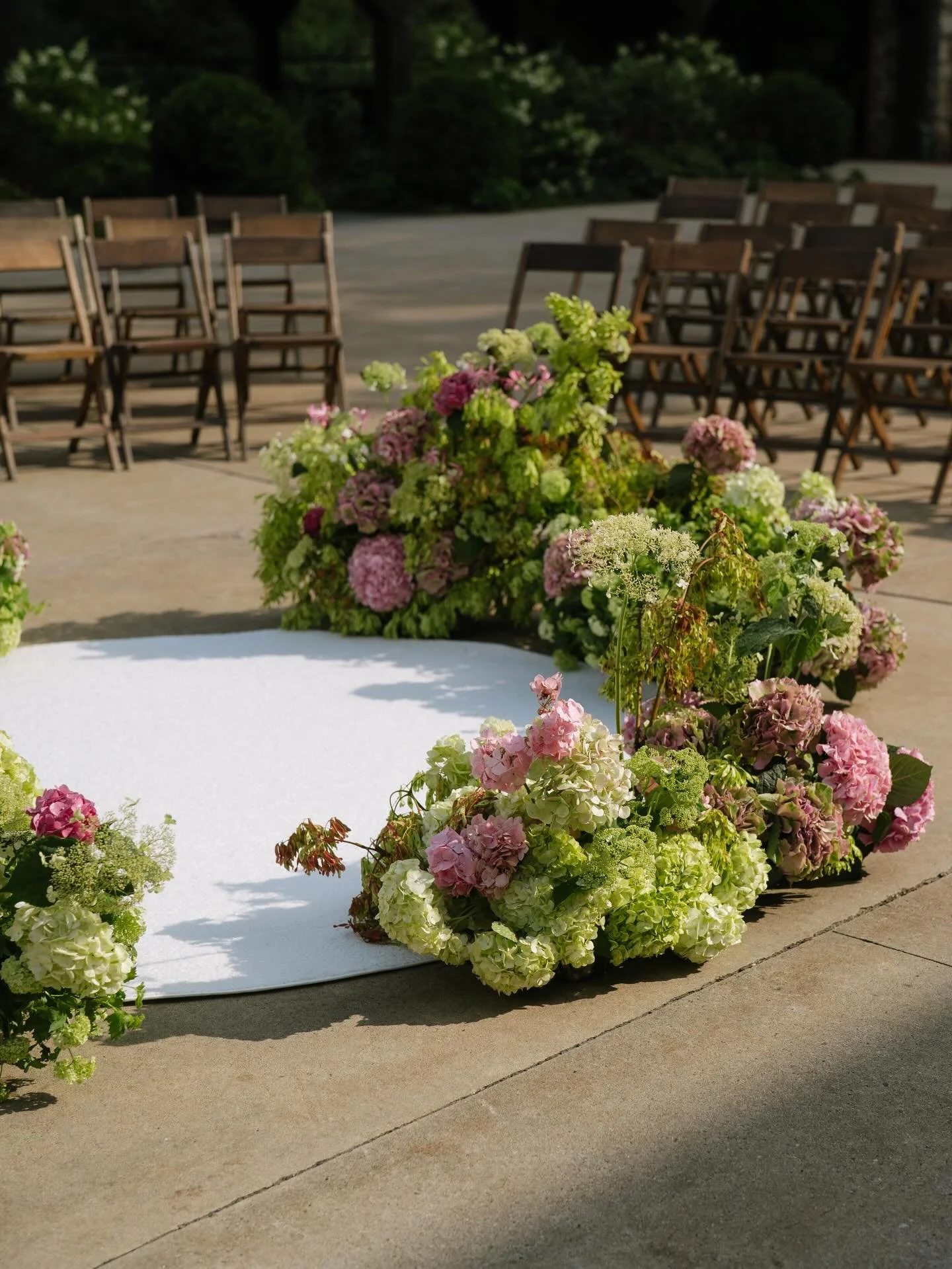 Ahhh creating &ldquo;The Round&rdquo; creates such an intimate ceremony set up, literally surrounded by loved ones. It will forever be one of my favorites! 

Planner: @ashley.peraino 
Photographer: @emmamelinstudios 
Florist: @hellabloom 
Beauty: @fa