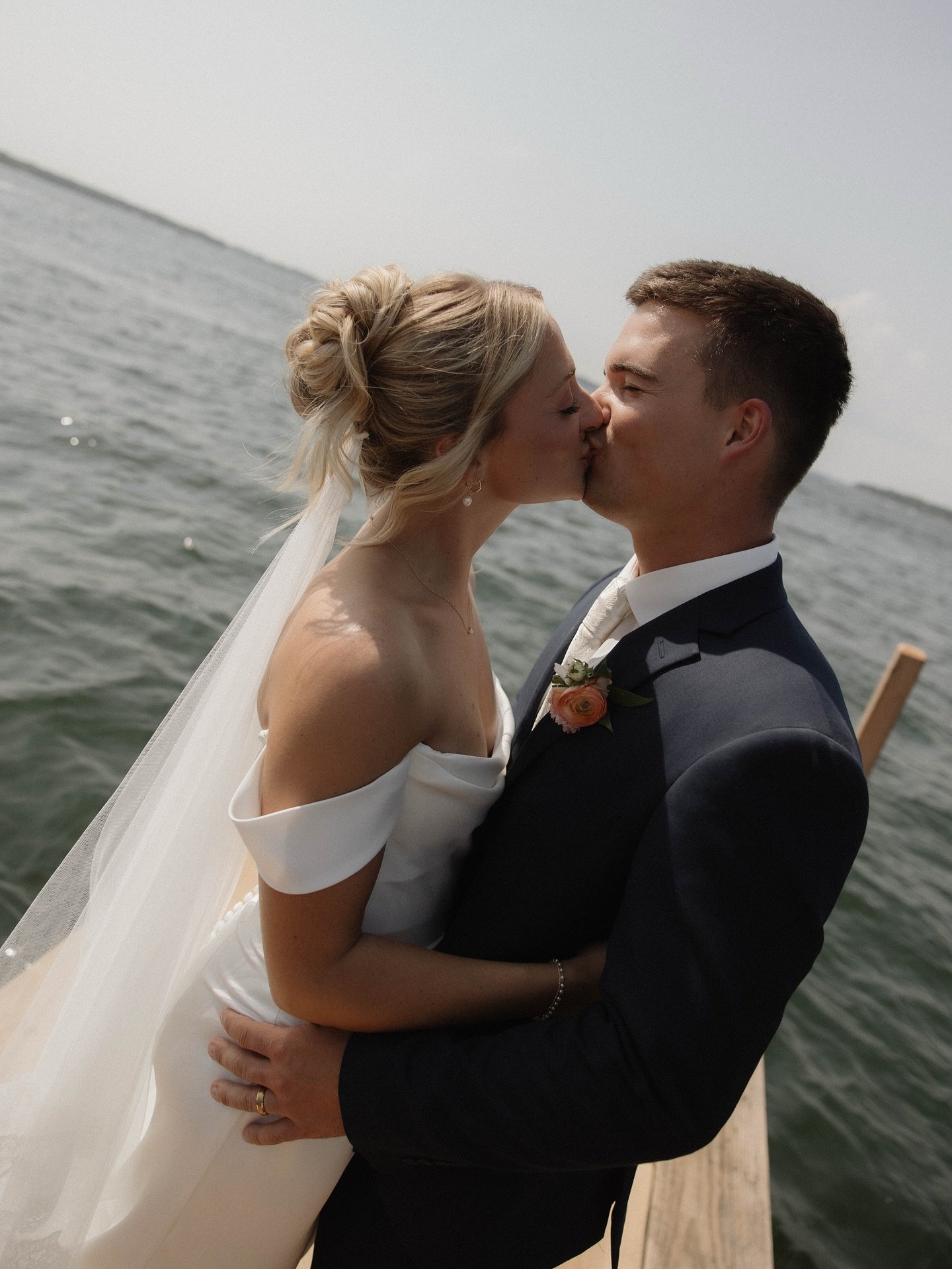 Tiny recap of the Hilbert&rsquo;s!! 🎉

Getting ready @ Bridges Bay, ceremony in the beautiful St Joseph Catholic Church, celebrating on a party barge, riding the rollercoaster, and coregraphed dances in the Magjestic Pavilion. What a day! 

Vendors: