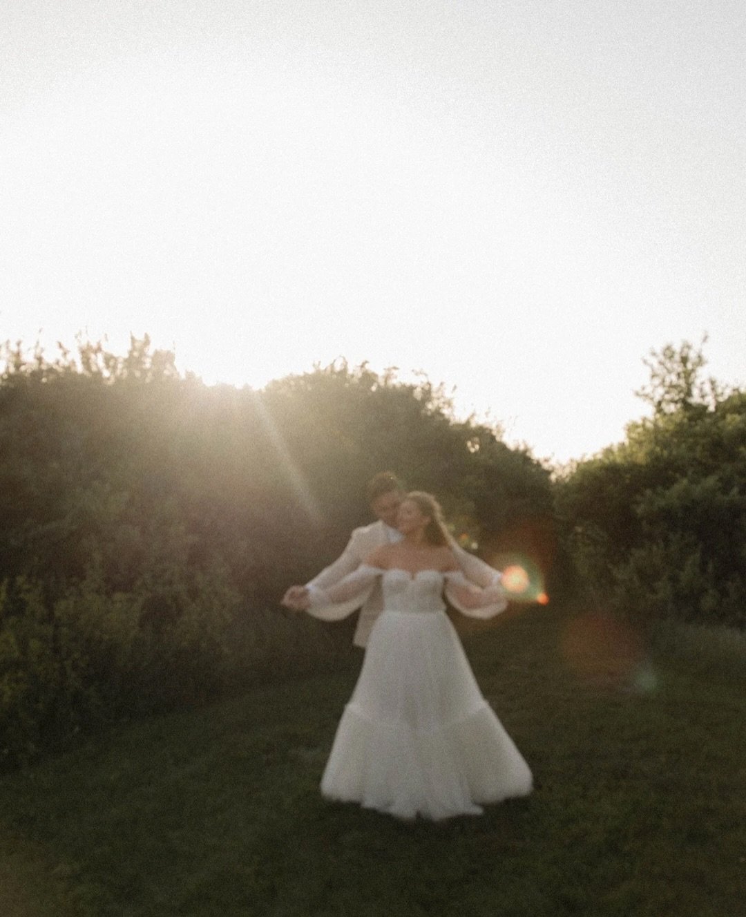 MAXWELL &amp; ERICA KRESEK EVERYBODY🍾 

Venue: @emeraldpinesbarn 
Dress: @marieandmariebridal 
Florals: @indigorowfloraldesign 
Video: @devries_films 
Cake: @blushbakerybykate

Sioux Falls Wedding Photographer, Midwest Wedding, South Dakota Weddings